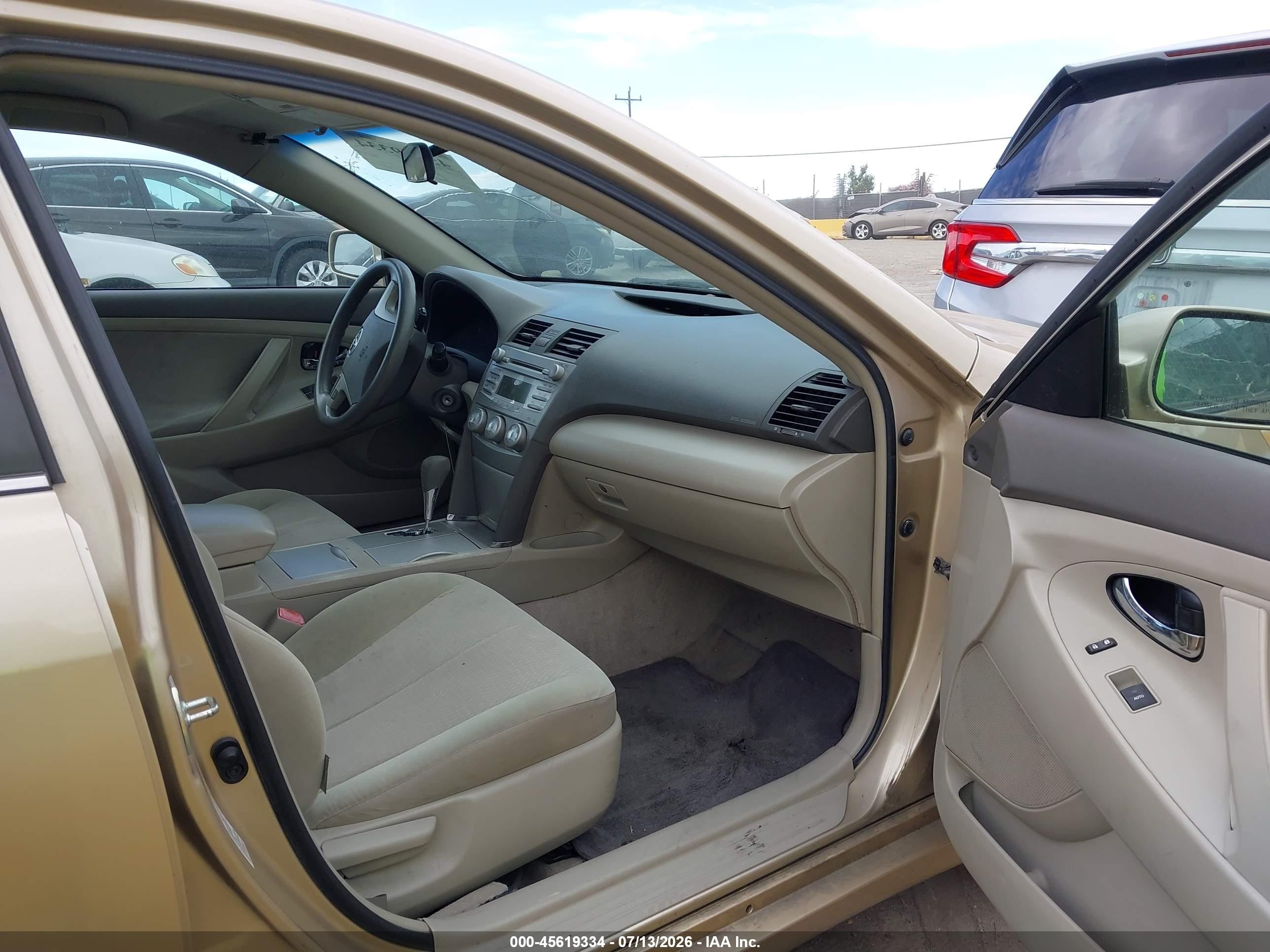 2011 Toyota Camry Le Gold vin: 4T1BF3EK4BU117607