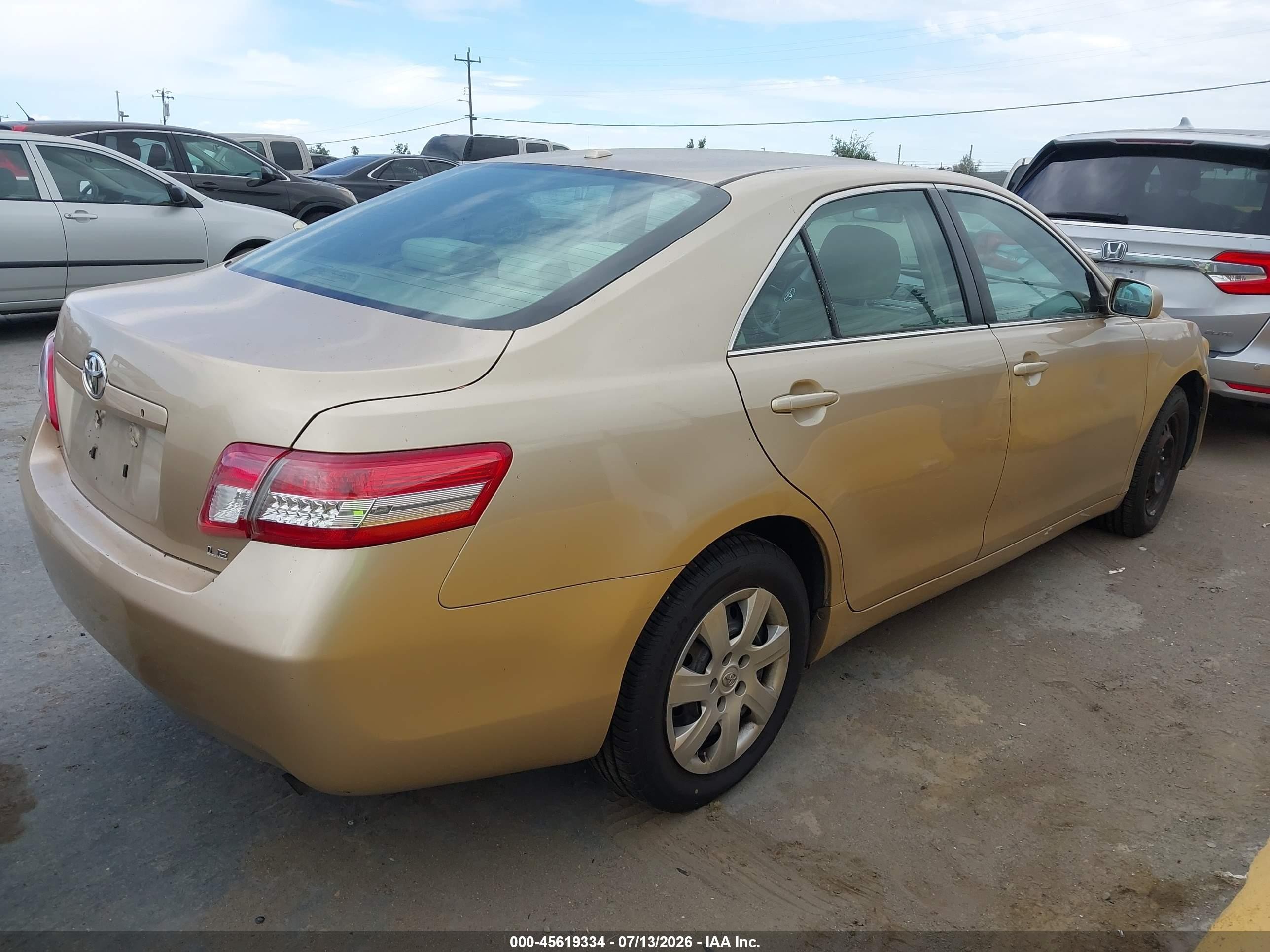 2011 Toyota Camry Le Gold vin: 4T1BF3EK4BU117607