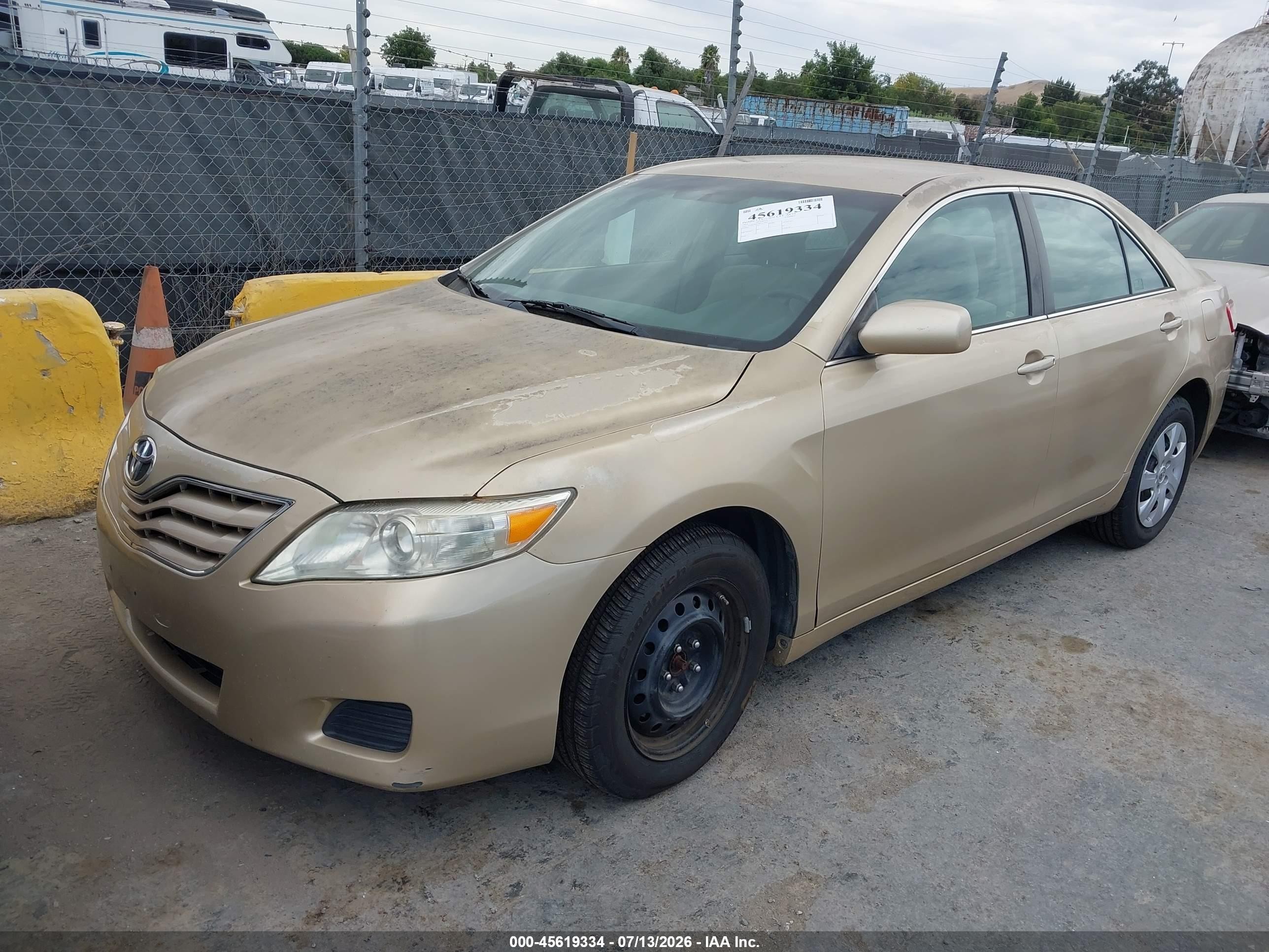 2011 Toyota Camry Le Gold vin: 4T1BF3EK4BU117607
