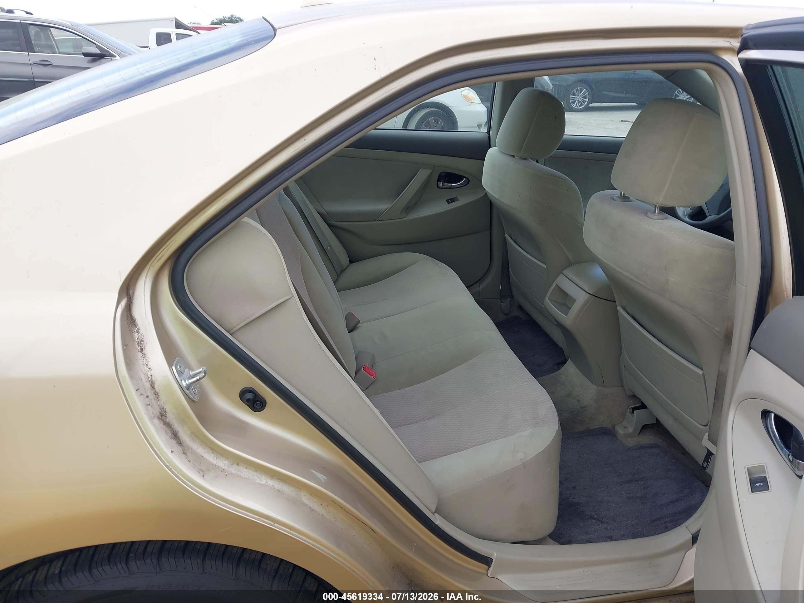 2011 Toyota Camry Le Gold vin: 4T1BF3EK4BU117607