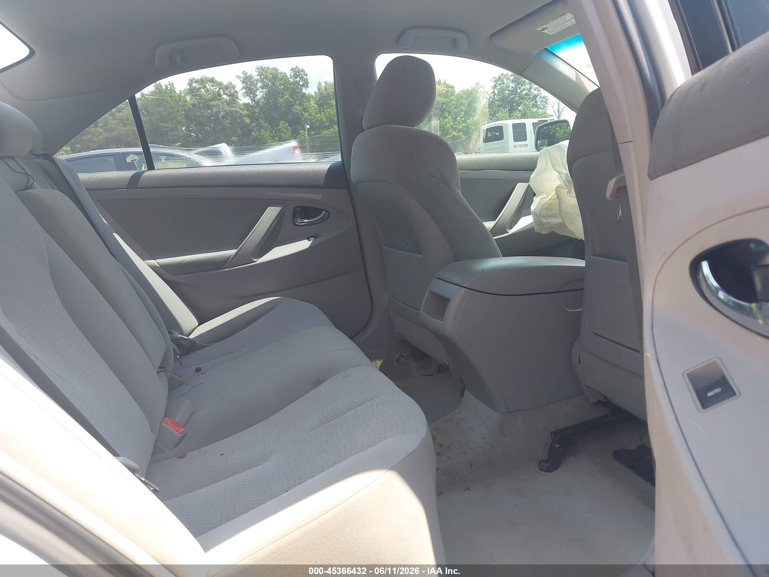 2011 Toyota Camry Le Silver vin: 4T1BF3EK4BU138165