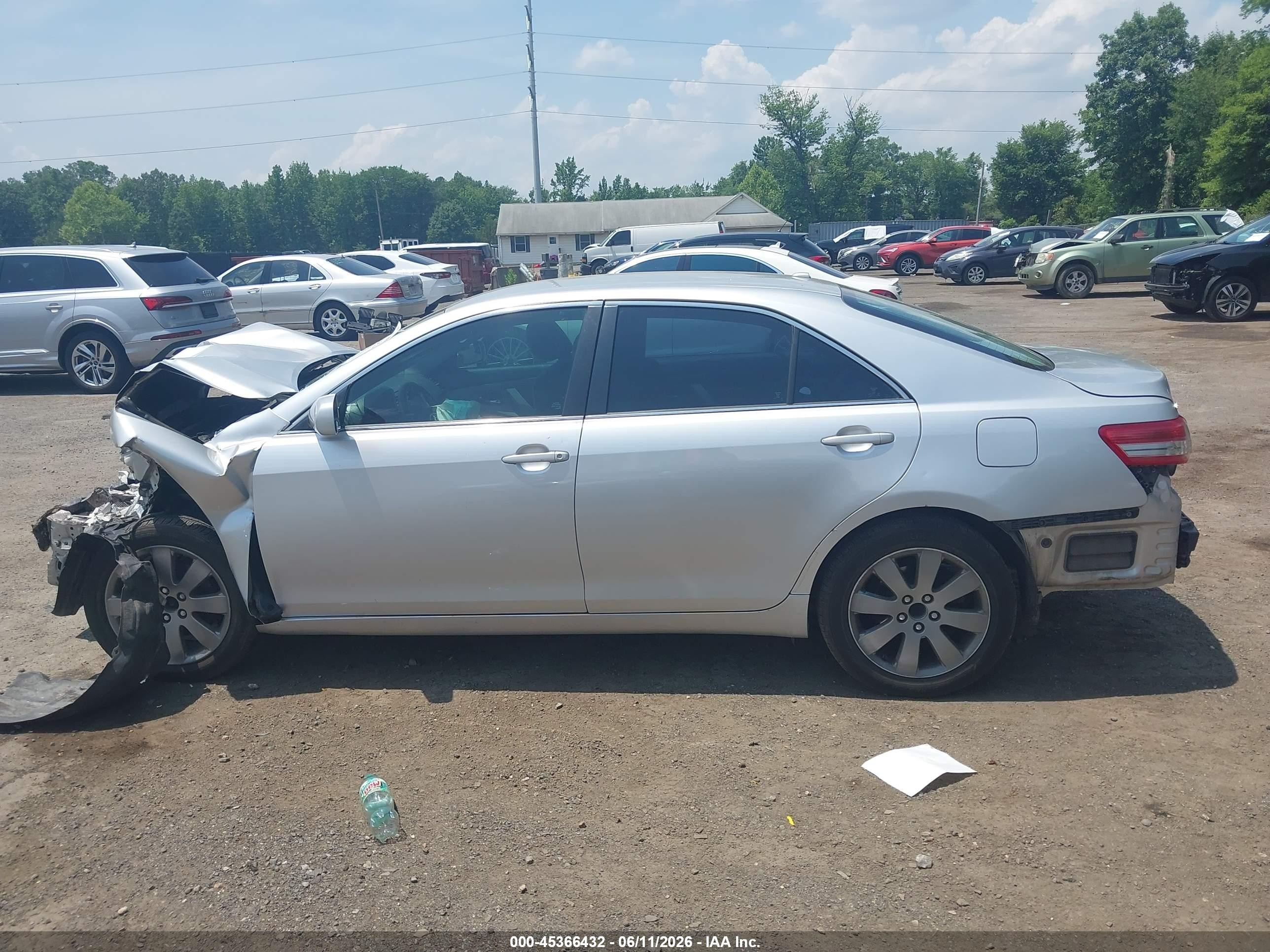 2011 Toyota Camry Le Silver vin: 4T1BF3EK4BU138165