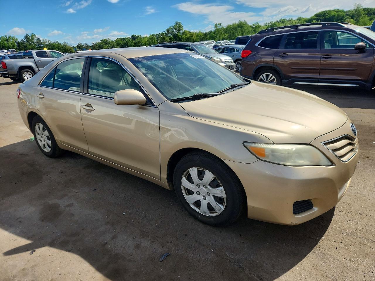 2011 Toyota Camry Le Gold vin: 4T1BF3EK4BU150459