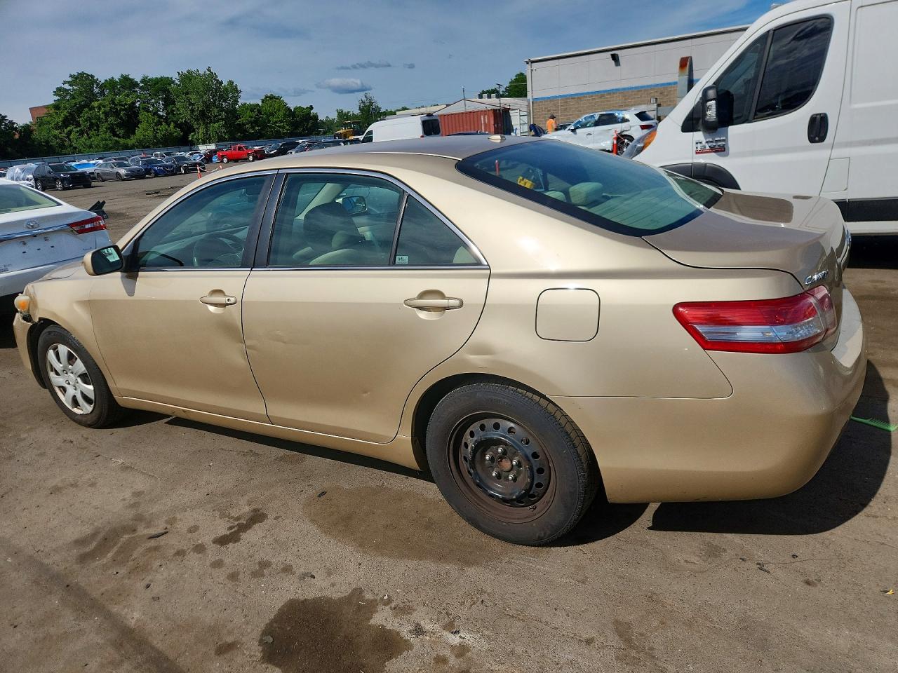 2011 Toyota Camry Le Gold vin: 4T1BF3EK4BU150459