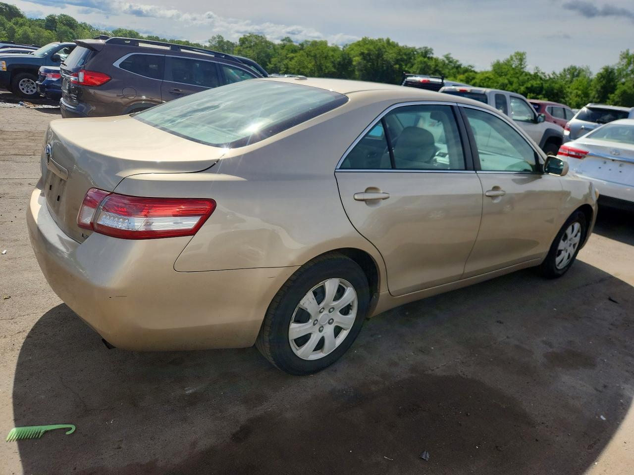 2011 Toyota Camry Le Gold vin: 4T1BF3EK4BU150459