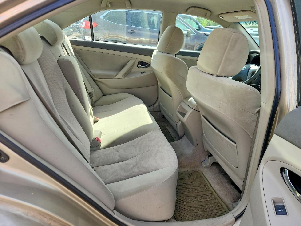 2011 Toyota Camry Le Gold vin: 4T1BF3EK4BU150459