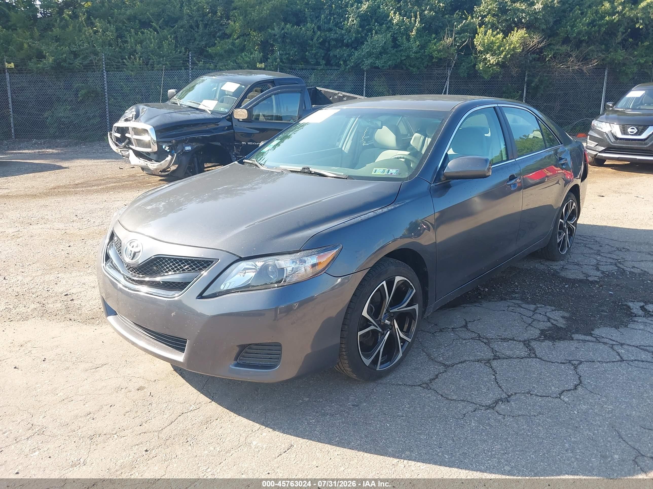2011 Toyota Camry Le Gray vin: 4T1BF3EK4BU153233