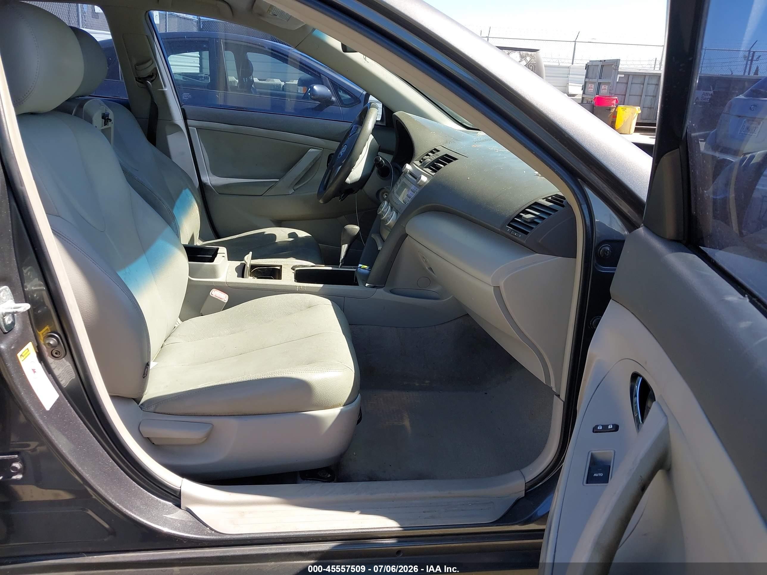 2011 Toyota Camry Le Gray vin: 4T1BF3EK4BU170789