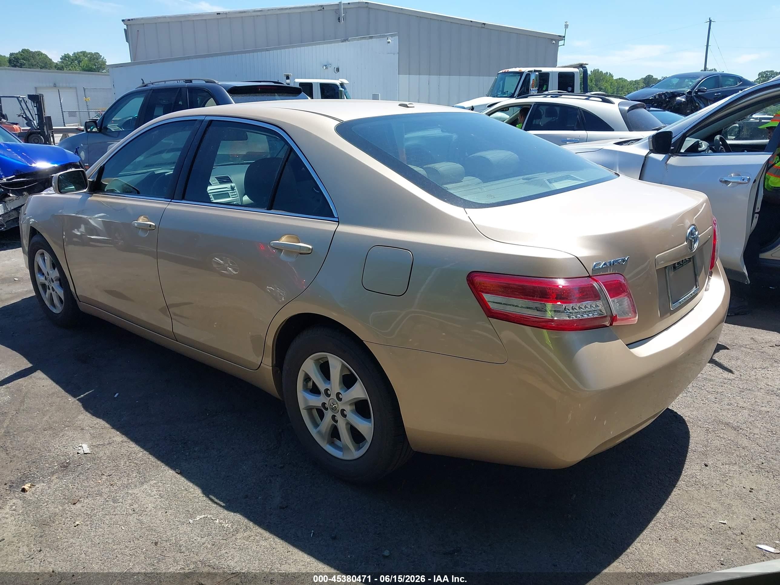 2011 Toyota Camry Le Gold vin: 4T1BF3EK4BU219490