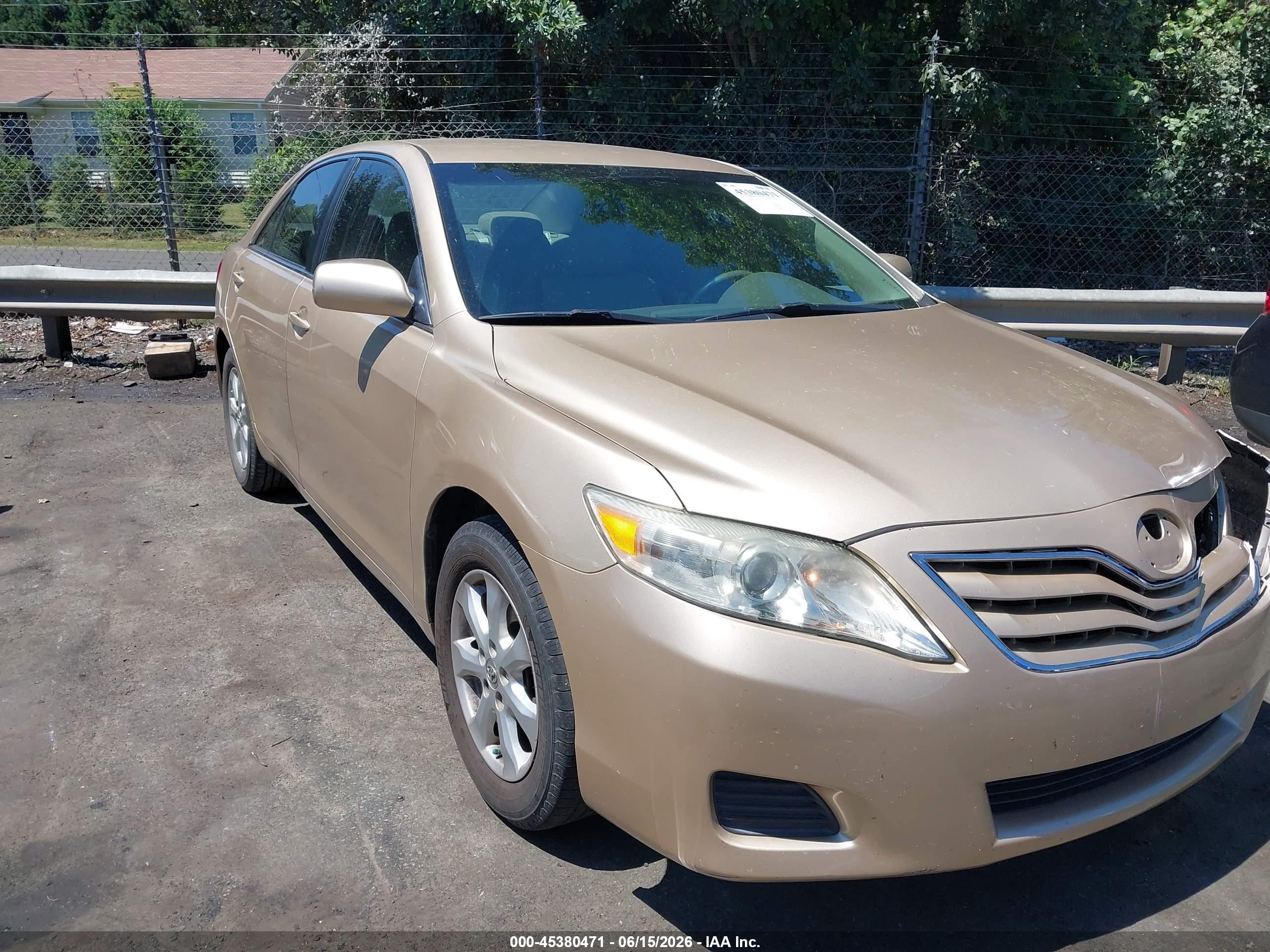 2011 Toyota Camry Le Gold vin: 4T1BF3EK4BU219490