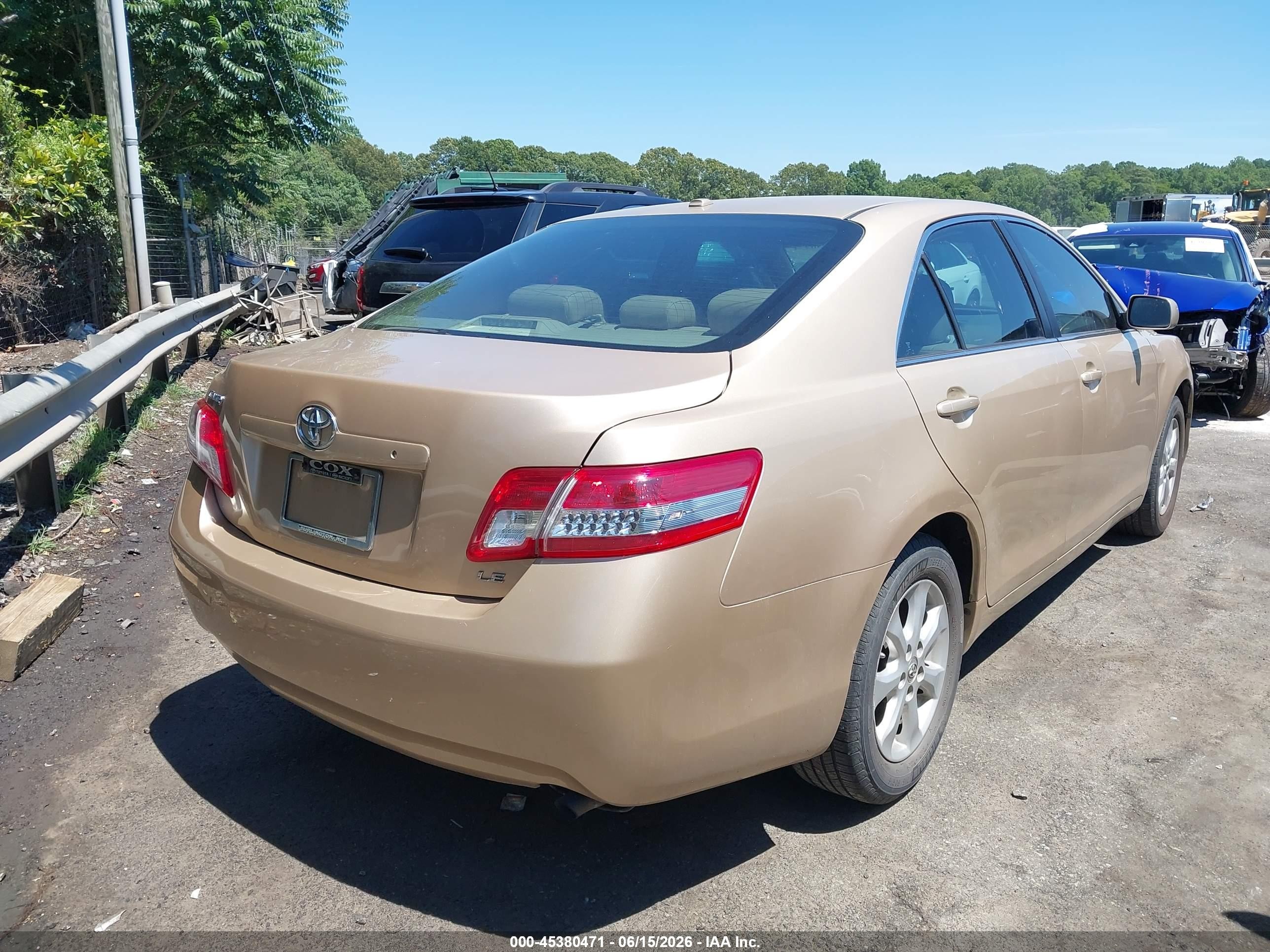 2011 Toyota Camry Le Gold vin: 4T1BF3EK4BU219490