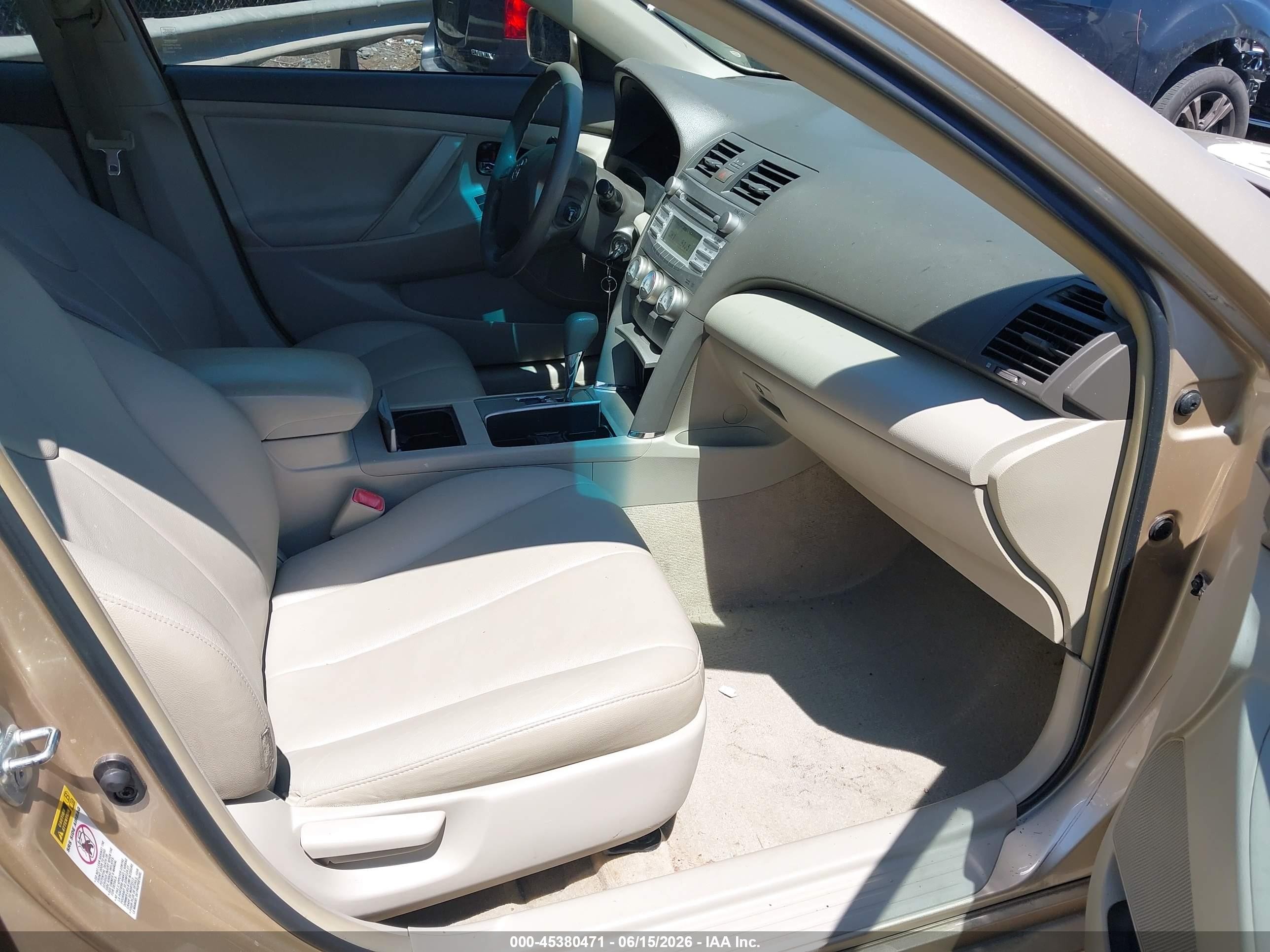 2011 Toyota Camry Le Gold vin: 4T1BF3EK4BU219490