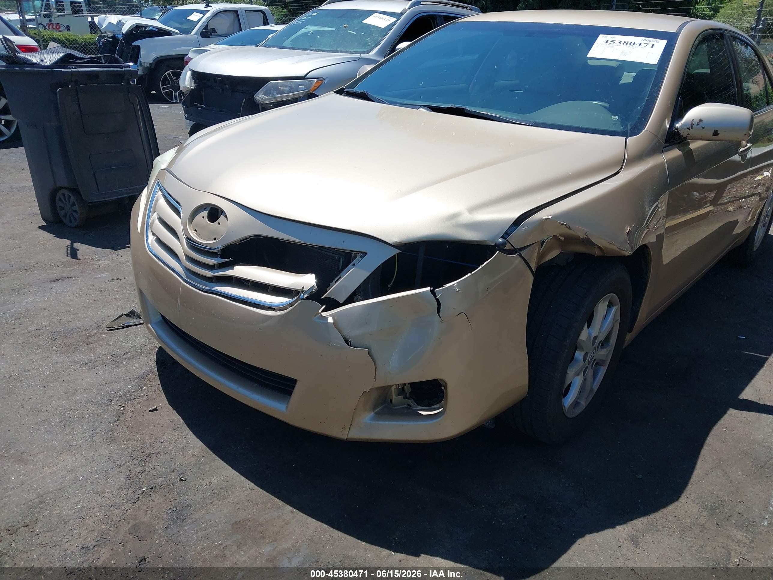 2011 Toyota Camry Le Gold vin: 4T1BF3EK4BU219490