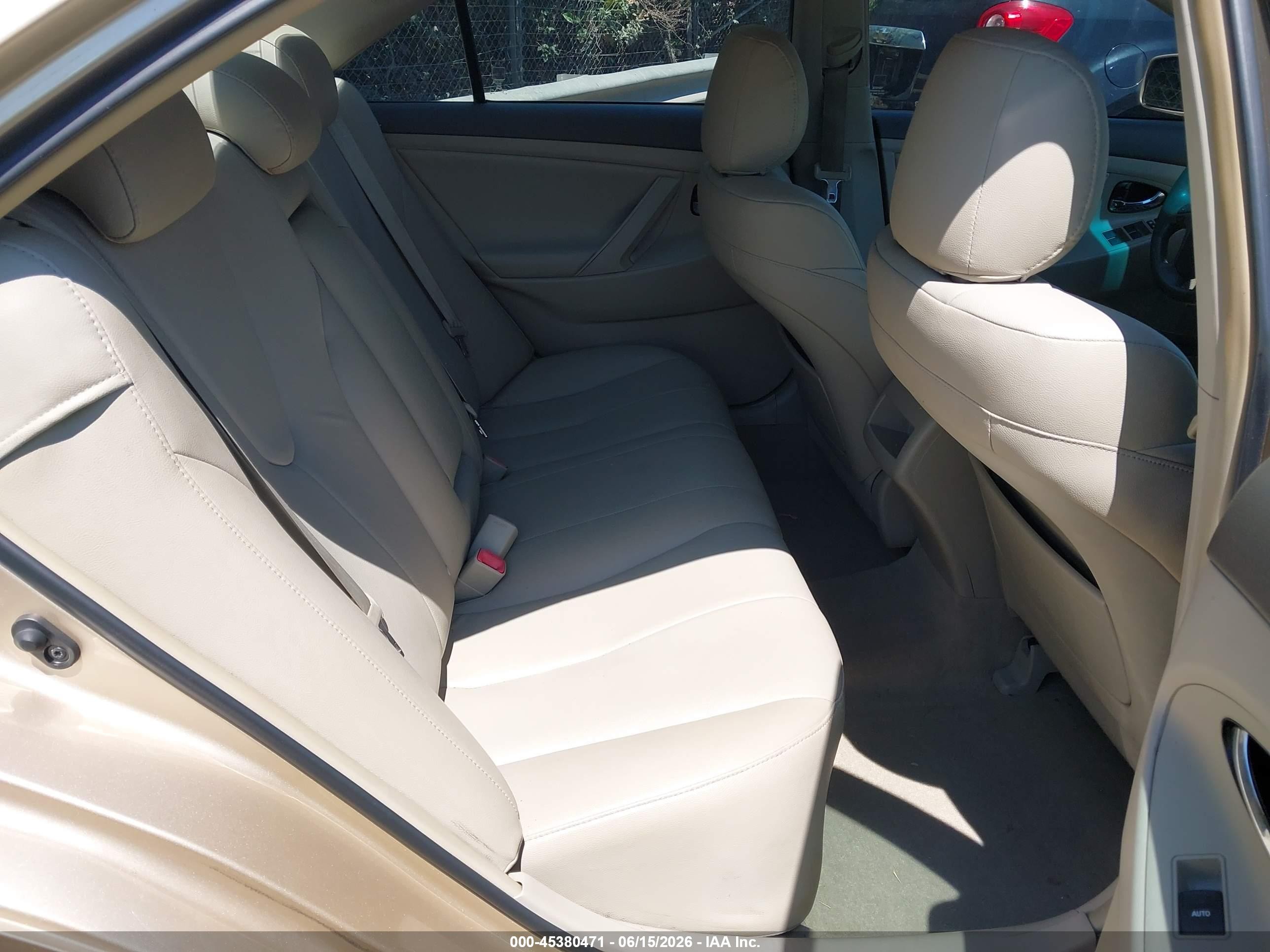 2011 Toyota Camry Le Gold vin: 4T1BF3EK4BU219490