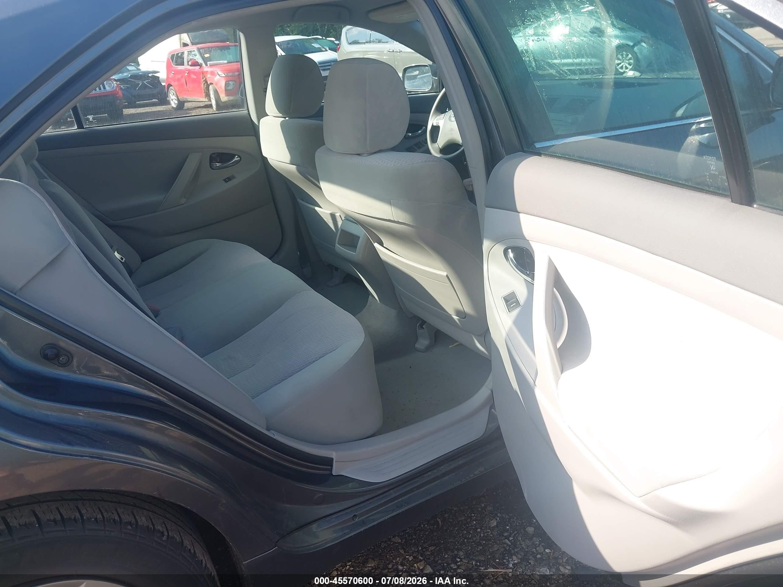 2011 Toyota Camry Le Gray vin: 4T1BF3EK4BU606119