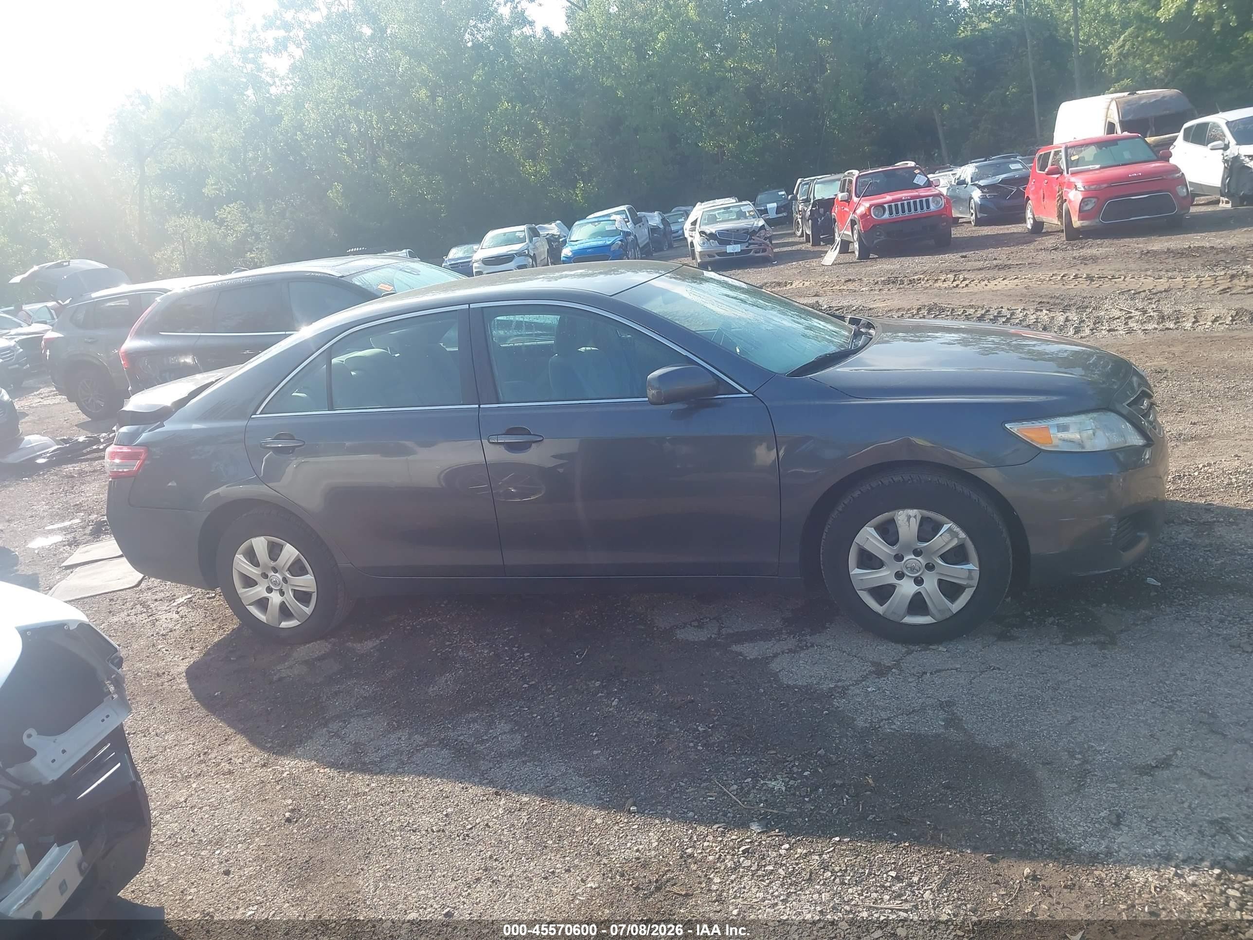 2011 Toyota Camry Le Gray vin: 4T1BF3EK4BU606119