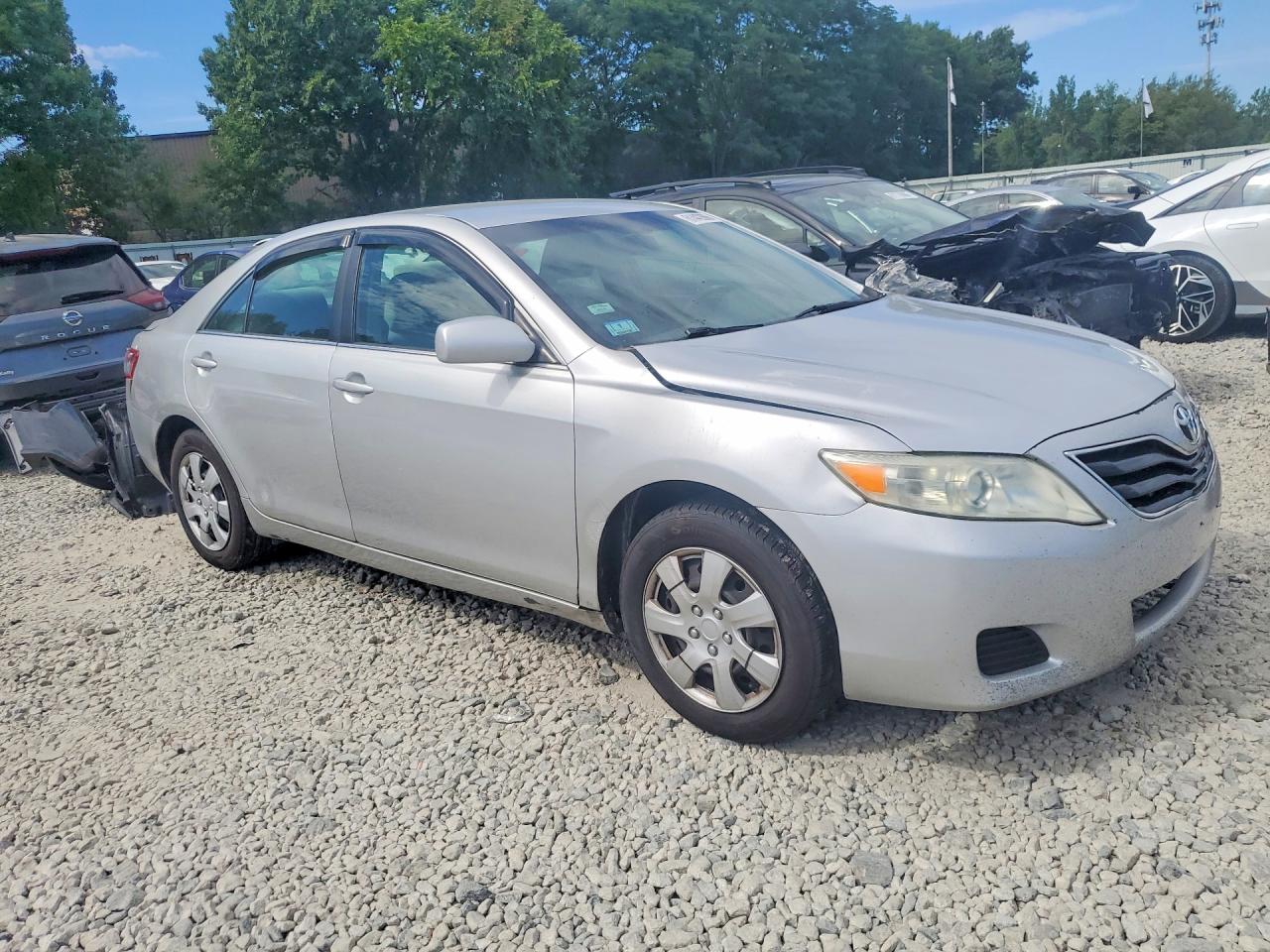 2011 Toyota Camry Le Silver vin: 4T1BF3EK4BU614155