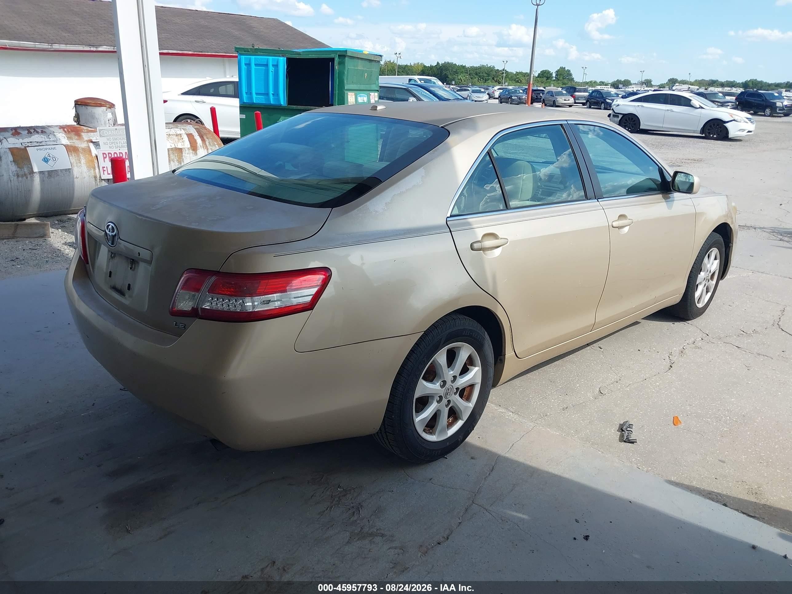 2011 Toyota Camry Le Gold vin: 4T1BF3EK4BU636785