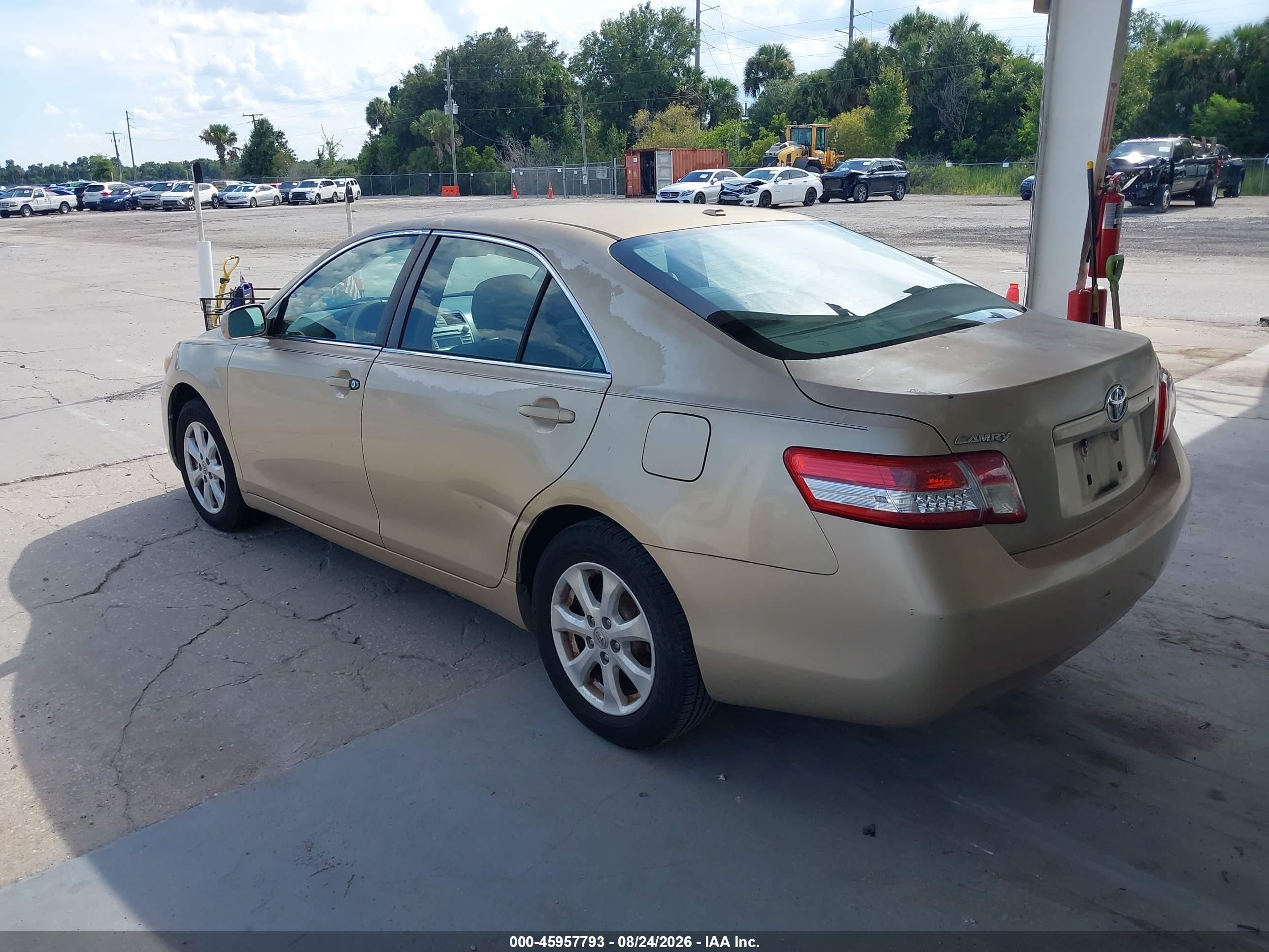 2011 Toyota Camry Le Gold vin: 4T1BF3EK4BU636785
