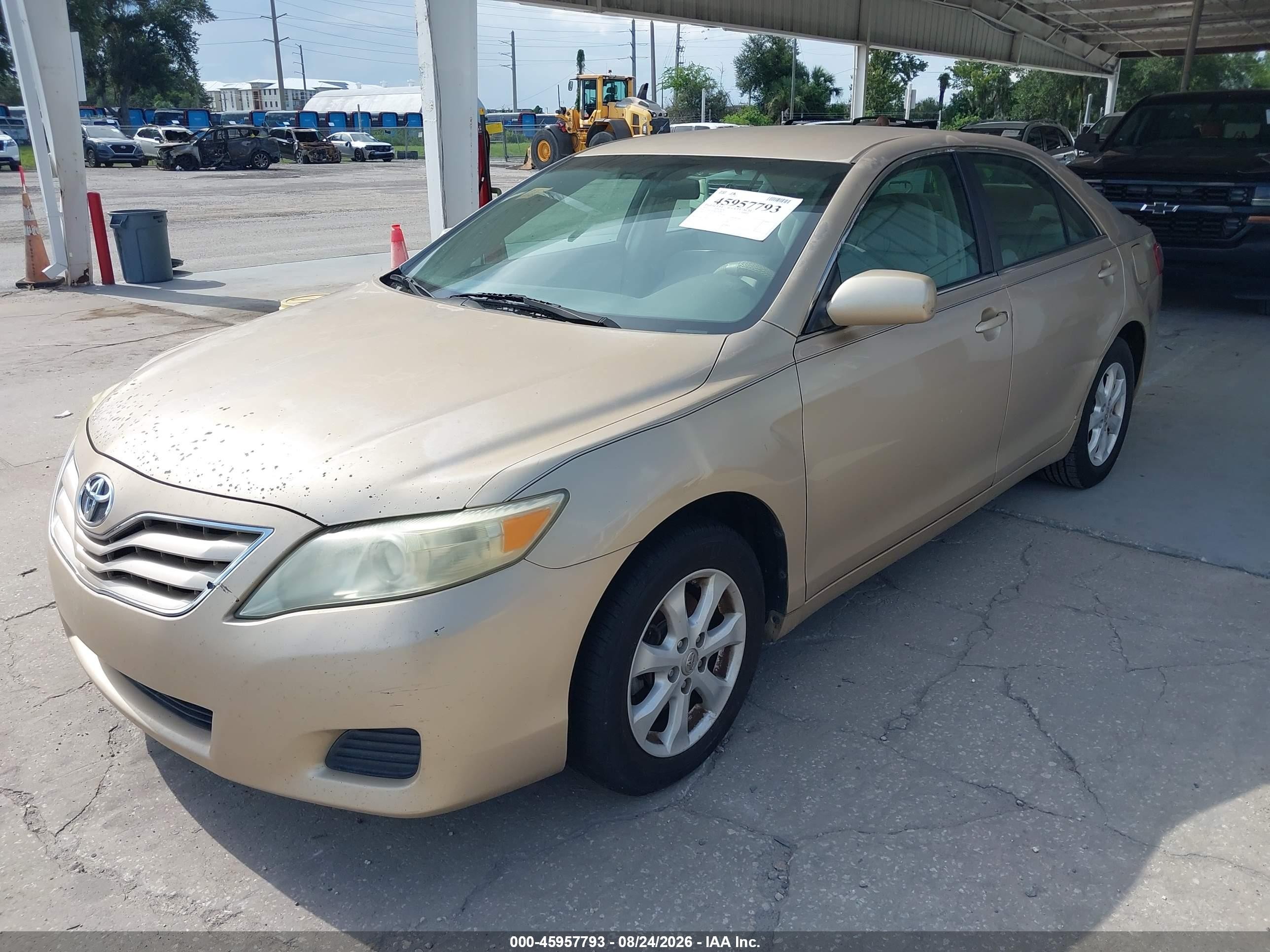 2011 Toyota Camry Le Gold vin: 4T1BF3EK4BU636785
