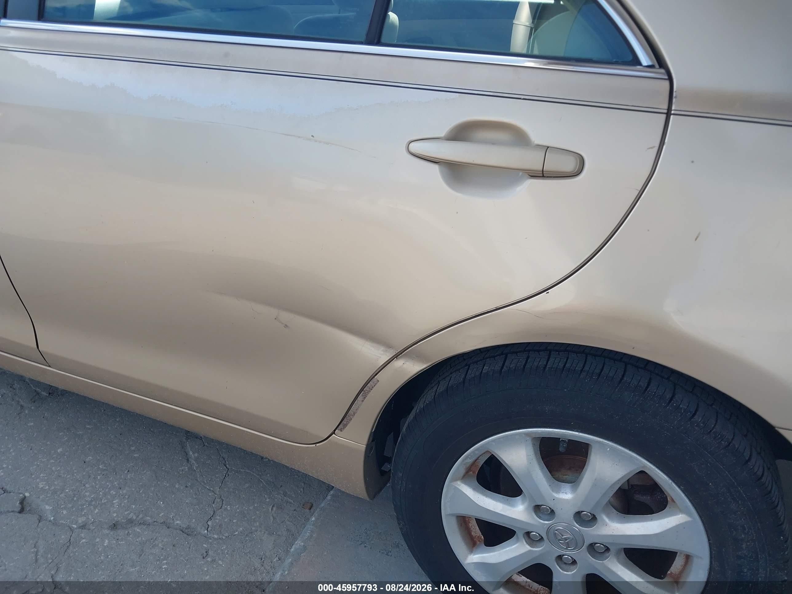 2011 Toyota Camry Le Gold vin: 4T1BF3EK4BU636785