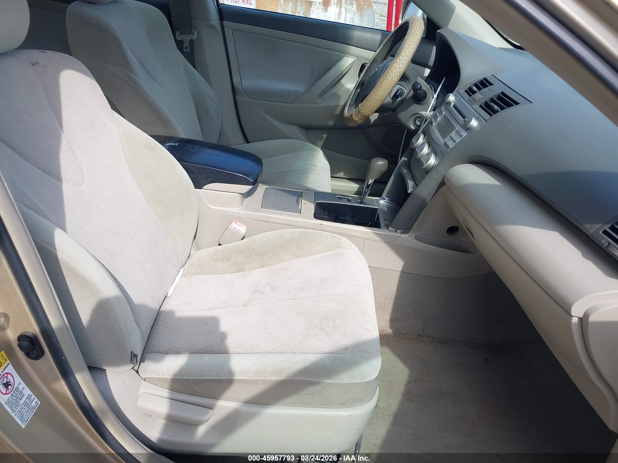 2011 Toyota Camry Le Gold vin: 4T1BF3EK4BU636785