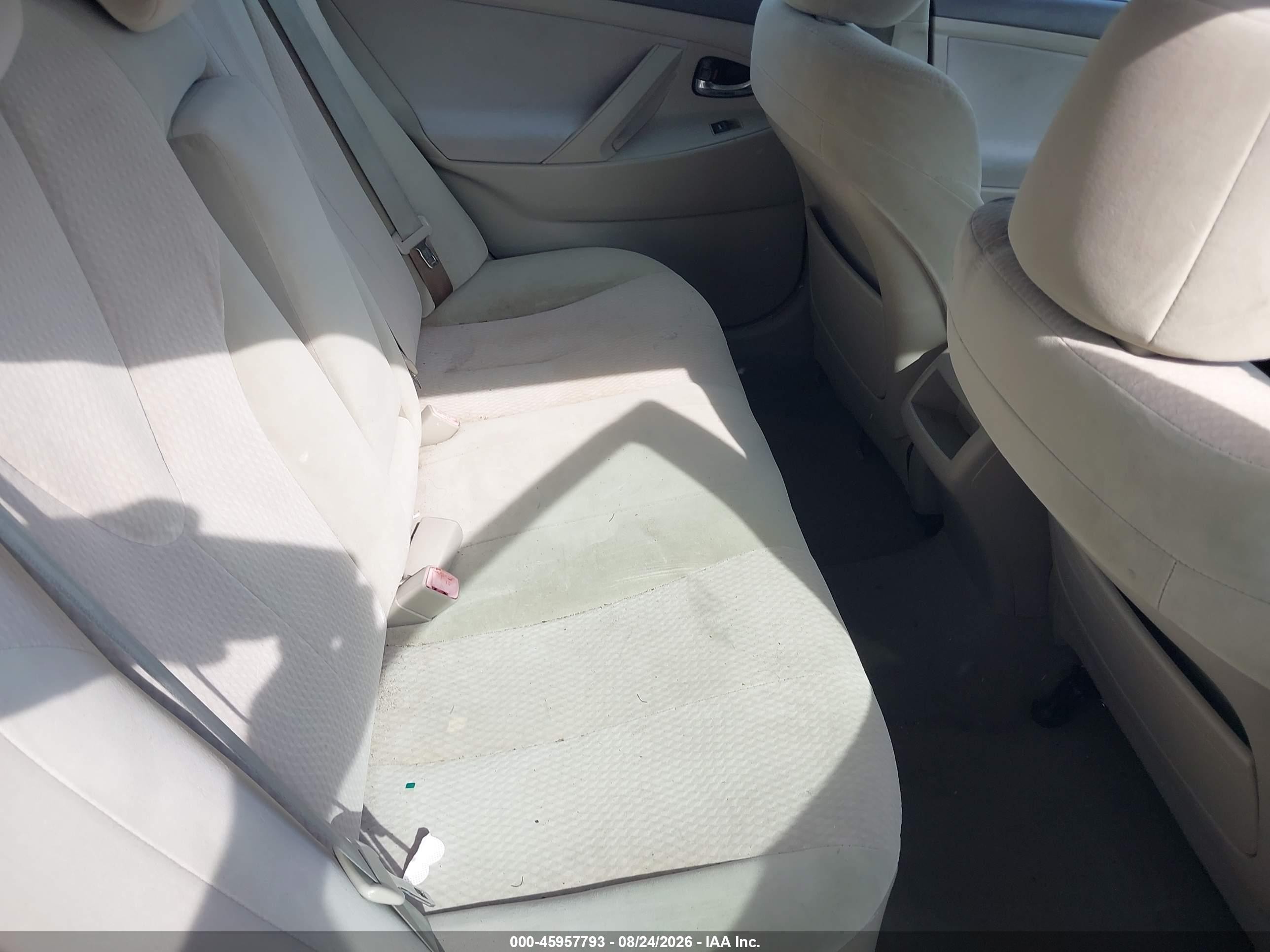 2011 Toyota Camry Le Gold vin: 4T1BF3EK4BU636785