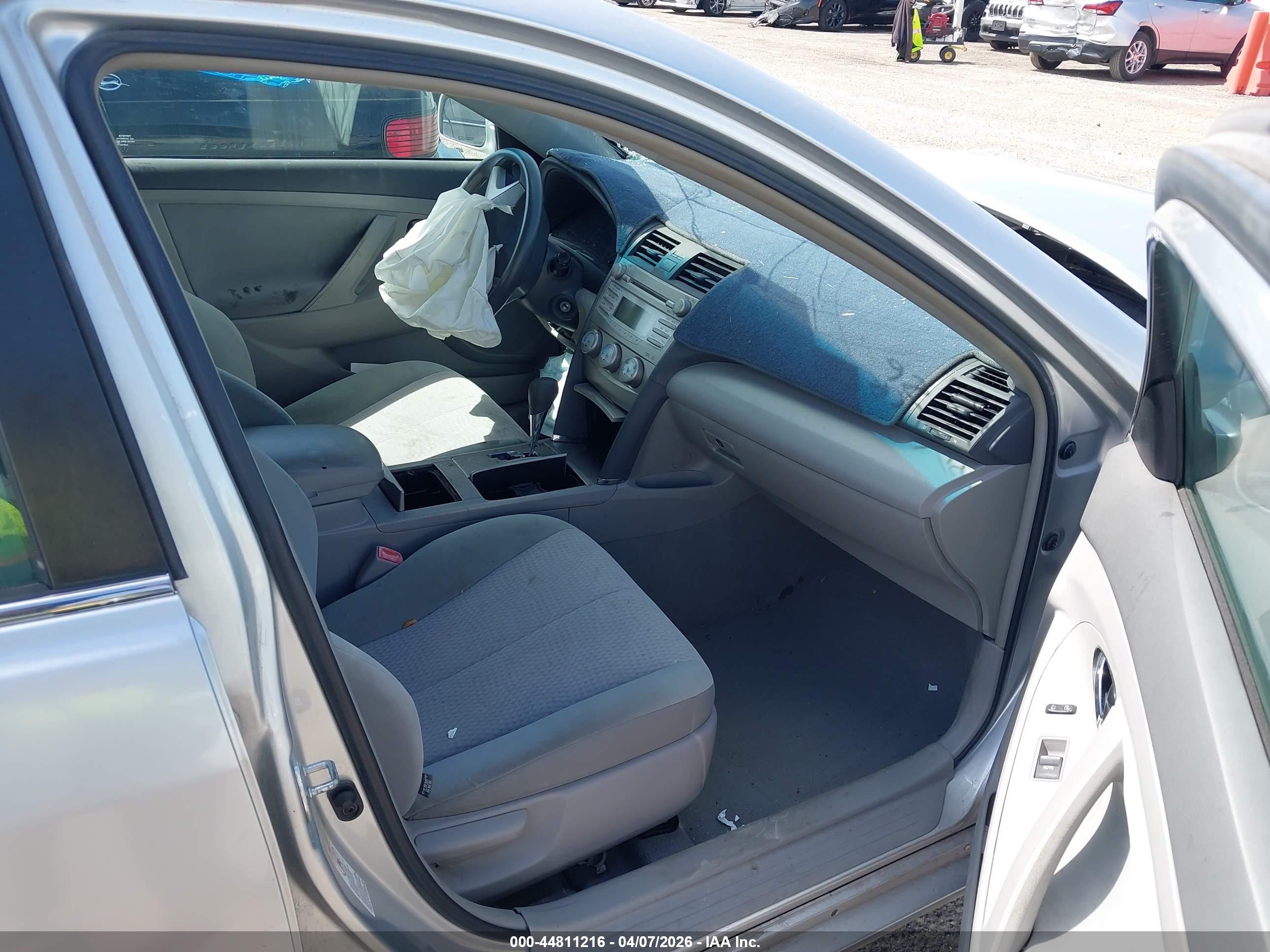 2011 Toyota Camry Le Silver vin: 4T1BF3EK4BU646281