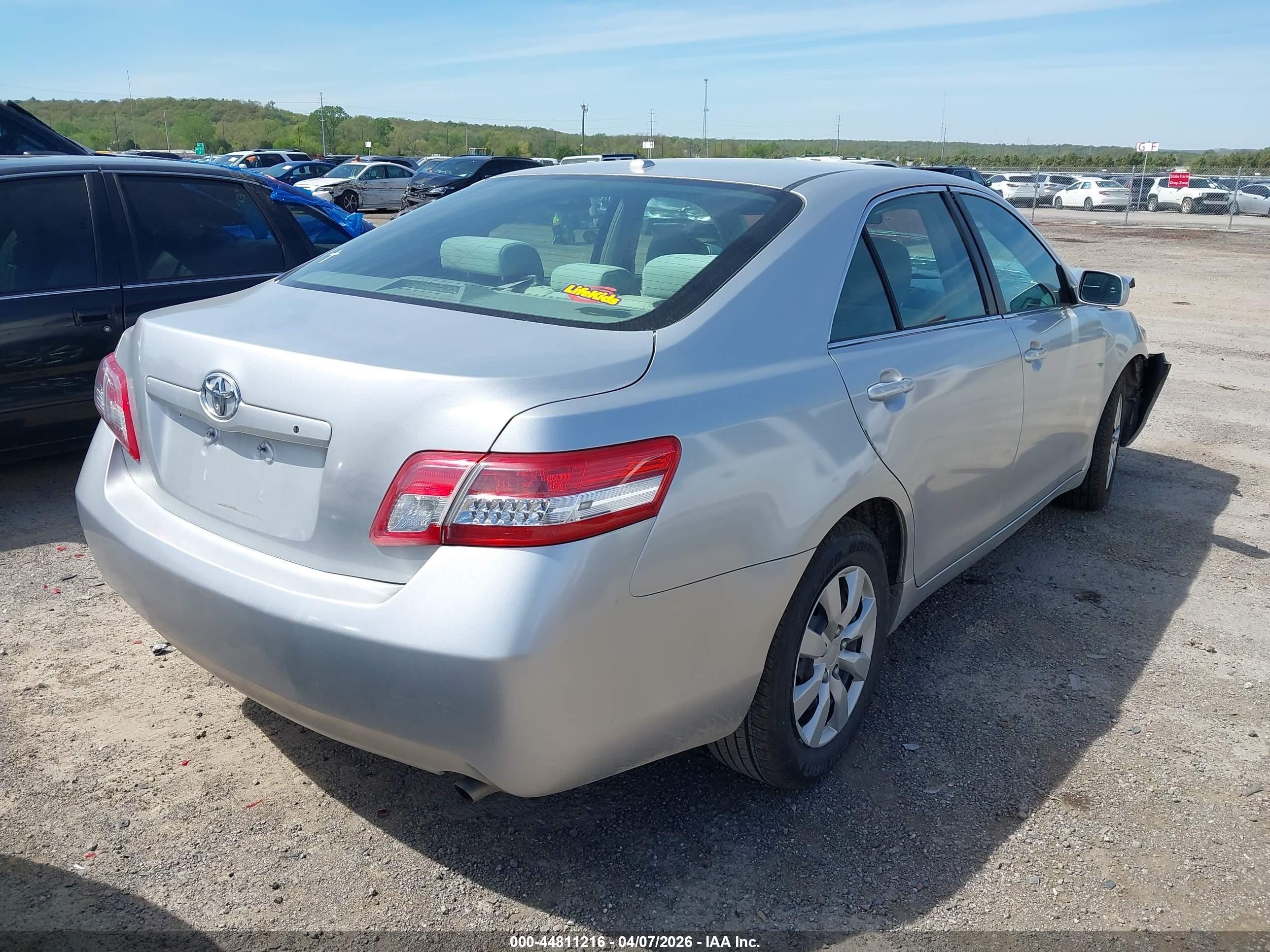 2011 Toyota Camry Le Silver vin: 4T1BF3EK4BU646281