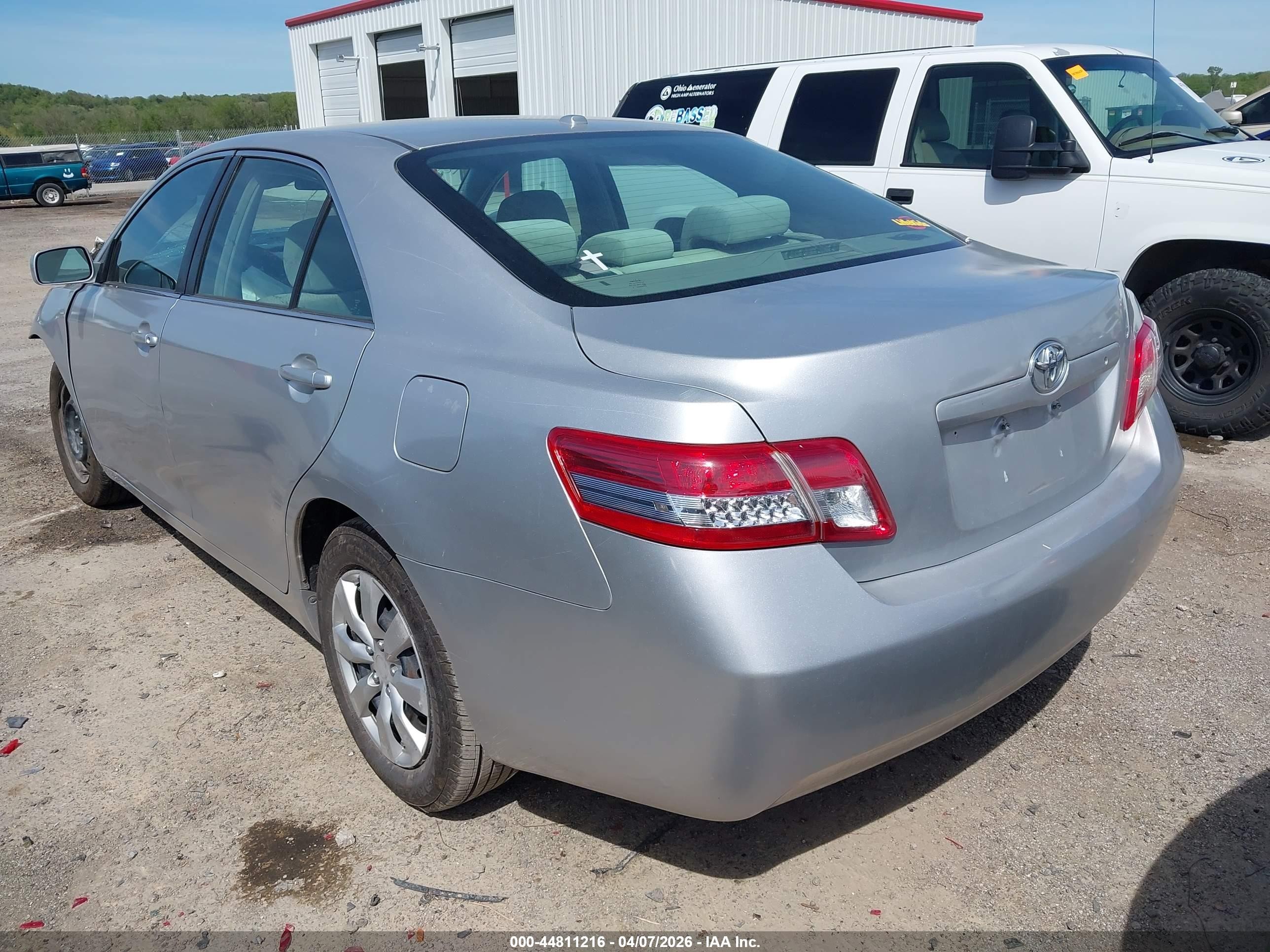 2011 Toyota Camry Le Silver vin: 4T1BF3EK4BU646281