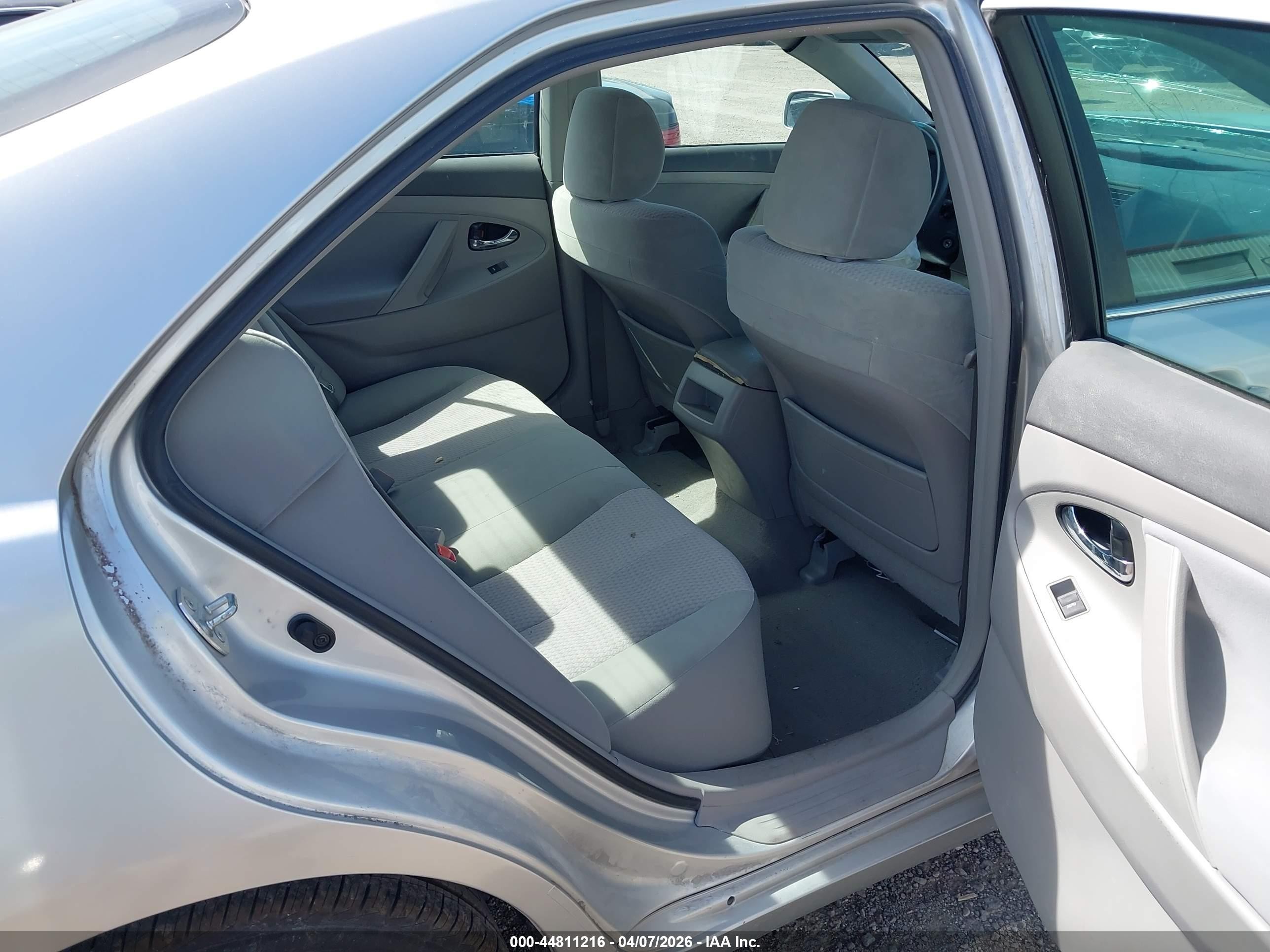 2011 Toyota Camry Le Silver vin: 4T1BF3EK4BU646281