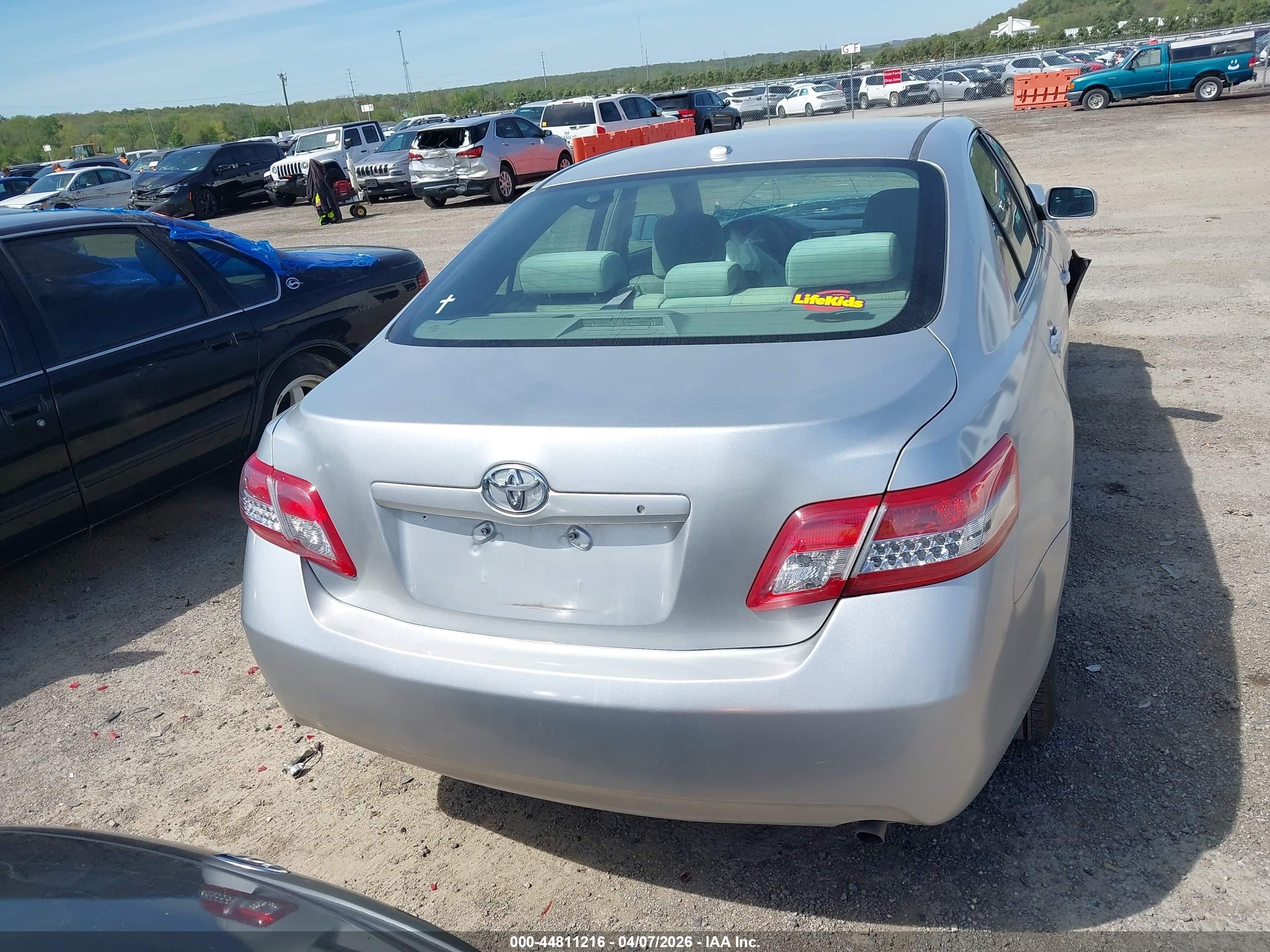 2011 Toyota Camry Le Silver vin: 4T1BF3EK4BU646281