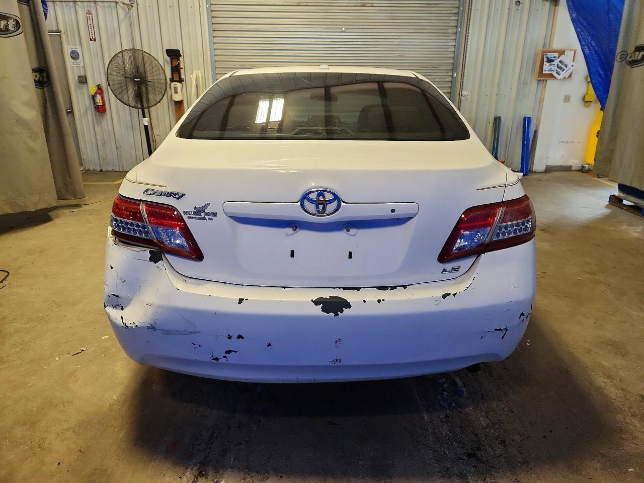 2011 Toyota Camry Le White vin: 4T1BF3EK4BU668345