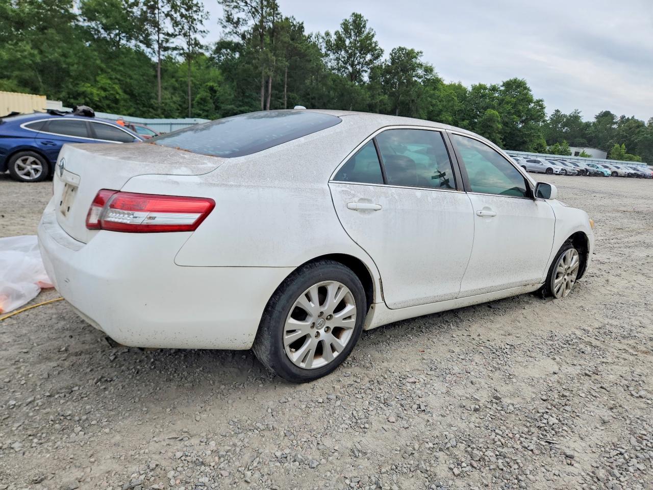 2011 Toyota Camry Base White vin: 4T1BF3EK4BU681063