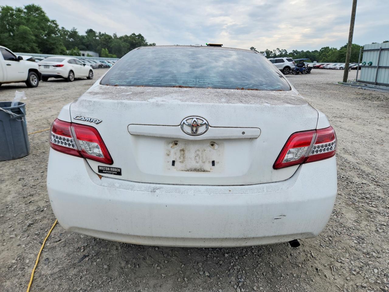 2011 Toyota Camry Base White vin: 4T1BF3EK4BU681063