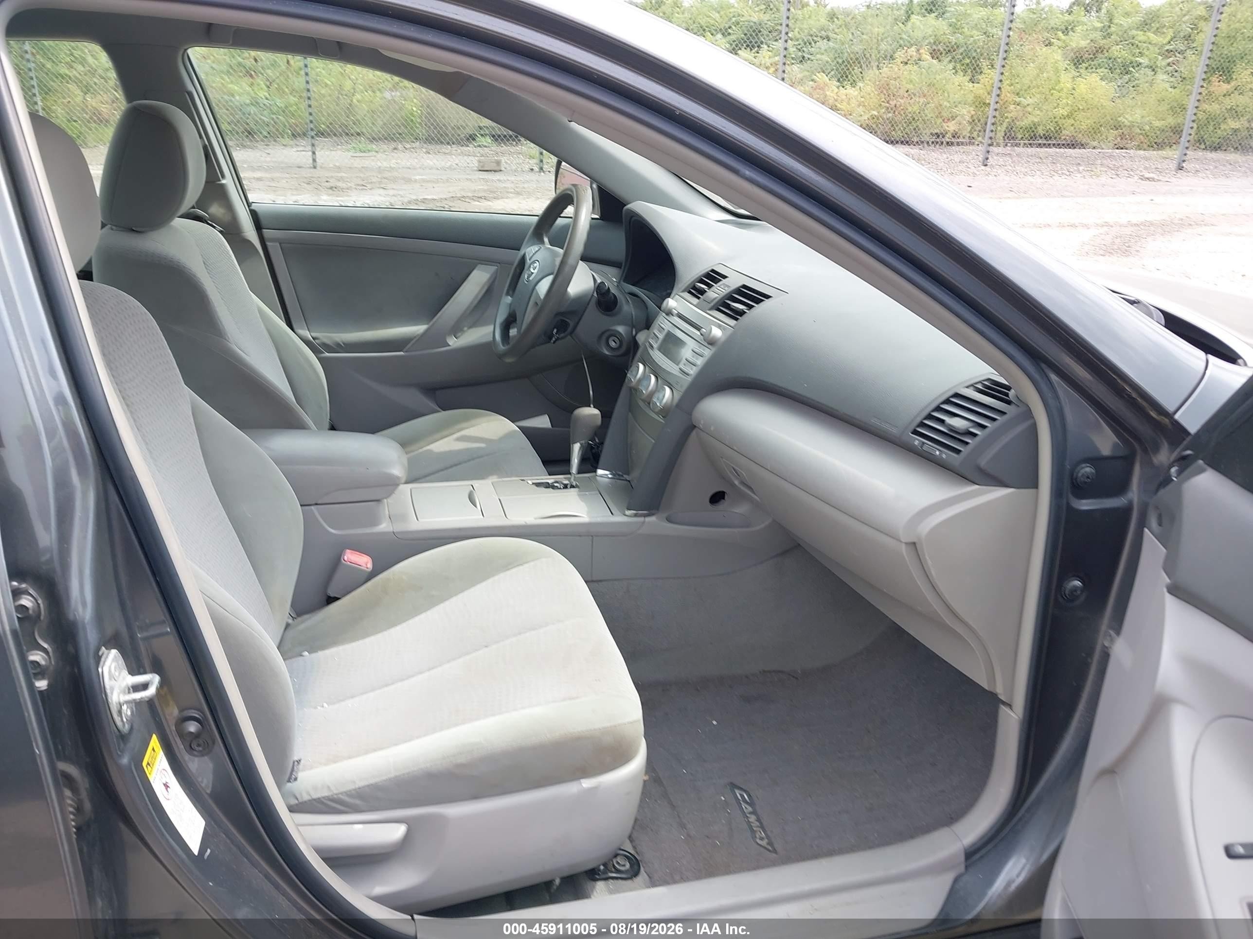 2011 Toyota Camry Le Gray vin: 4T1BF3EK4BU682682