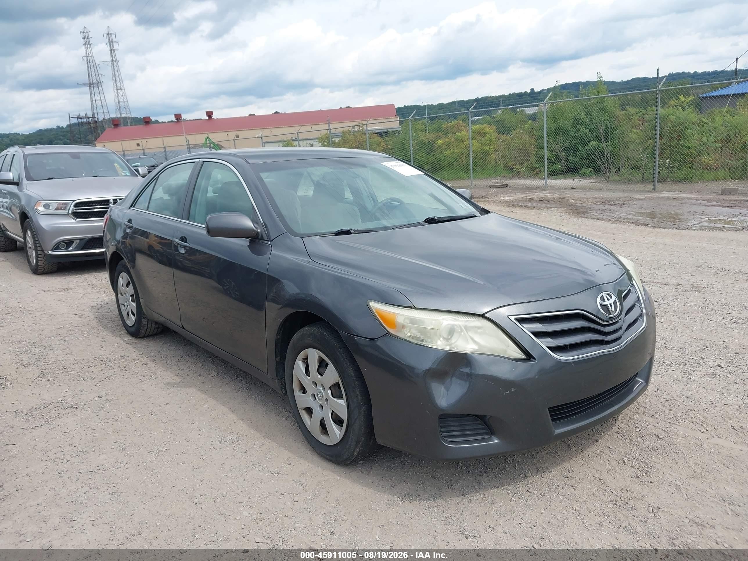 2011 Toyota Camry Le Gray vin: 4T1BF3EK4BU682682