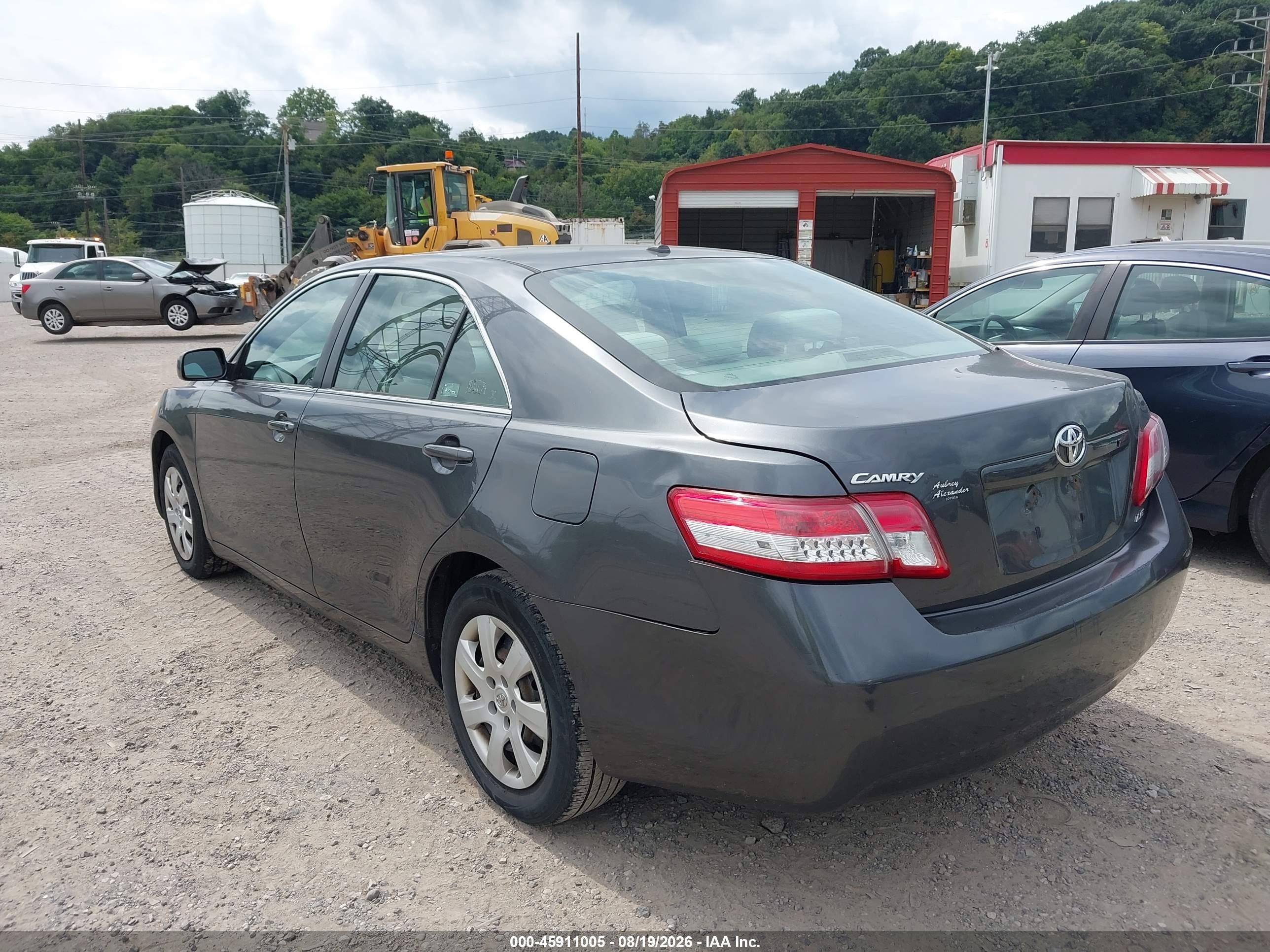 2011 Toyota Camry Le Gray vin: 4T1BF3EK4BU682682