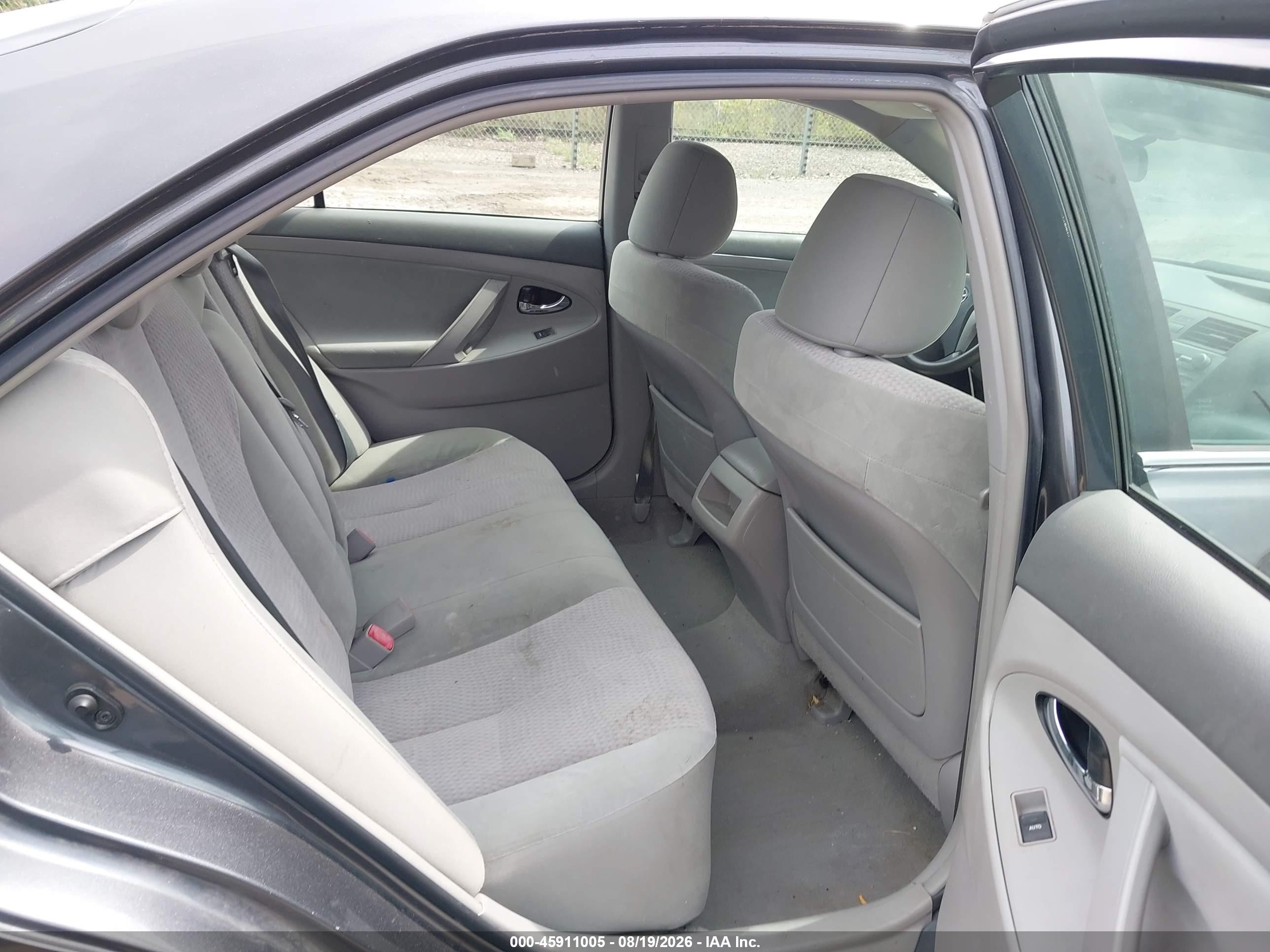 2011 Toyota Camry Le Gray vin: 4T1BF3EK4BU682682