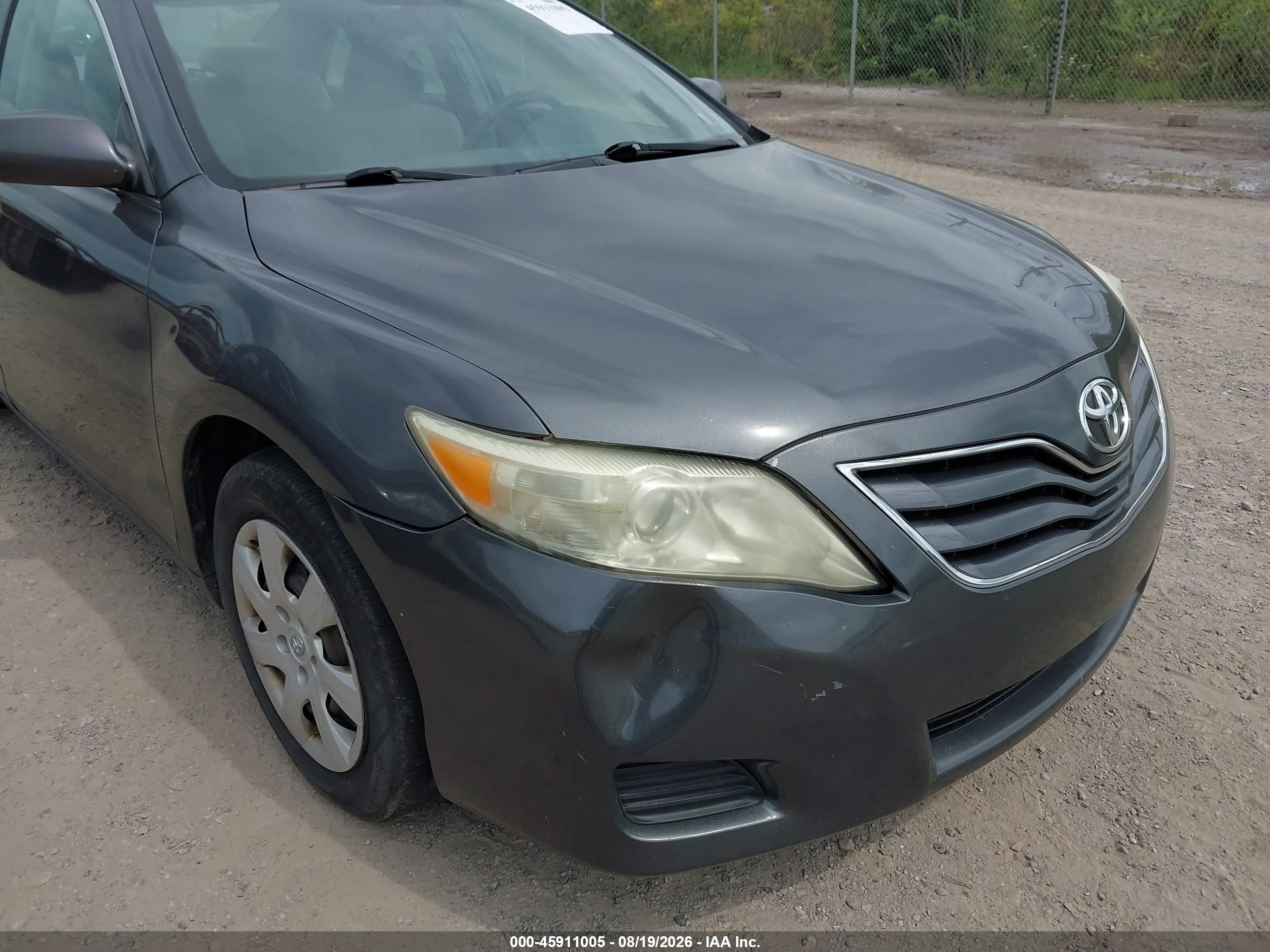2011 Toyota Camry Le Gray vin: 4T1BF3EK4BU682682