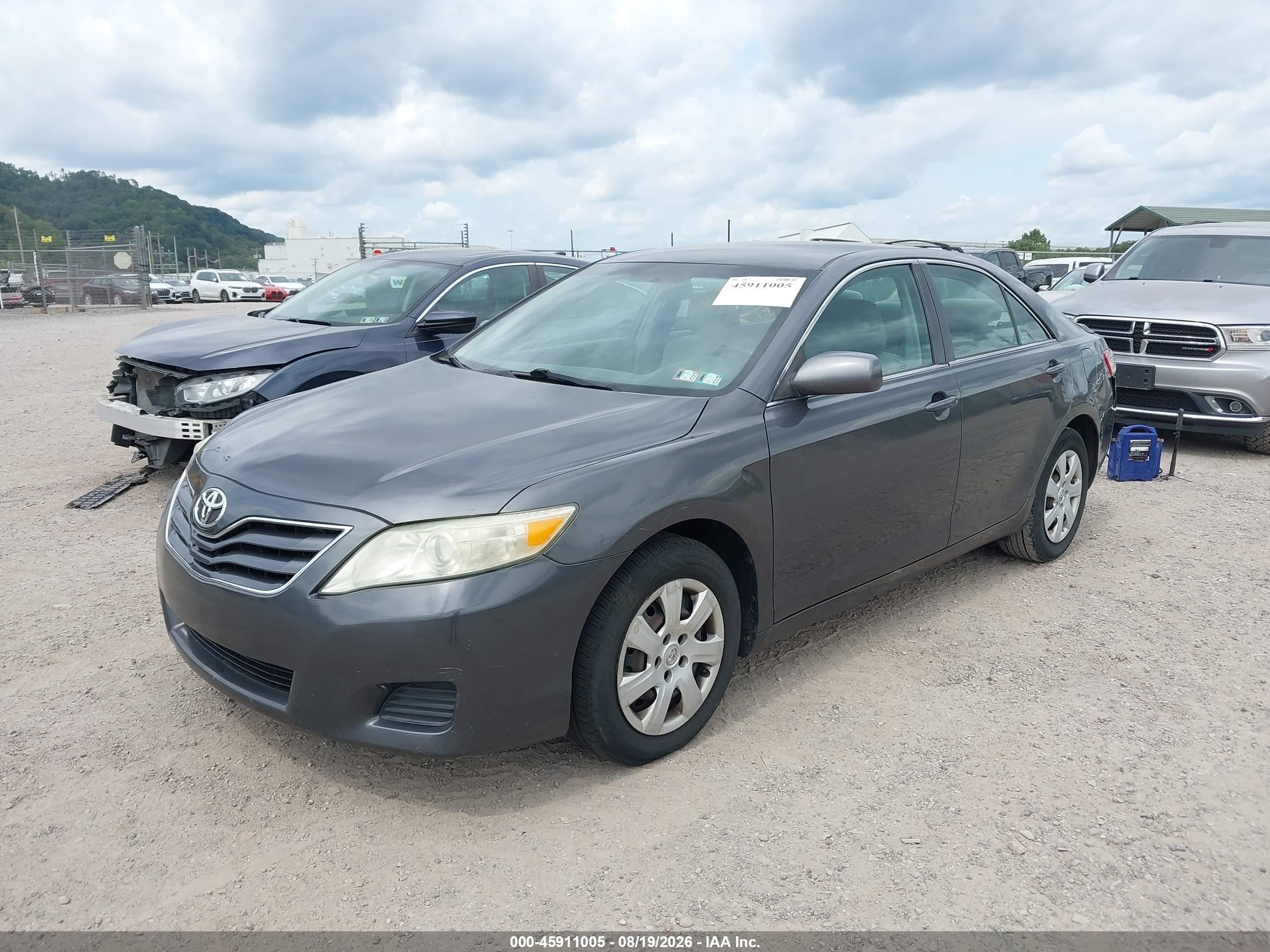 2011 Toyota Camry Le Gray vin: 4T1BF3EK4BU682682