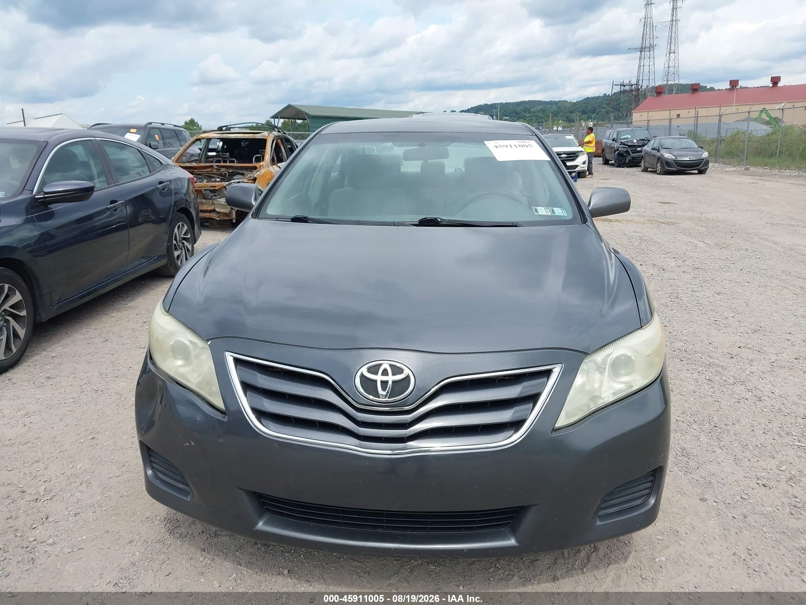 2011 Toyota Camry Le Gray vin: 4T1BF3EK4BU682682
