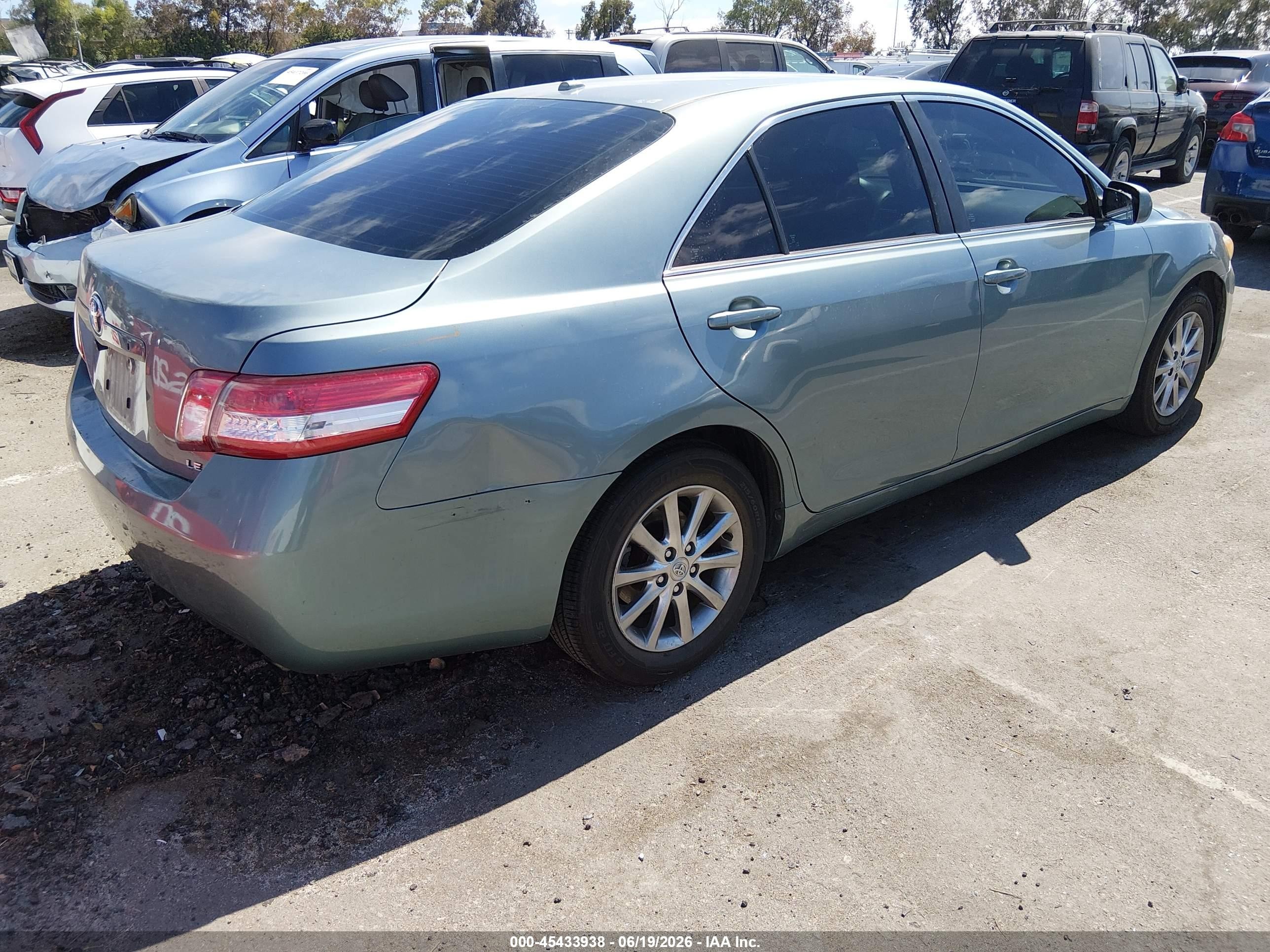 2011 Toyota Camry Le Green vin: 4T1BF3EK4BU686585