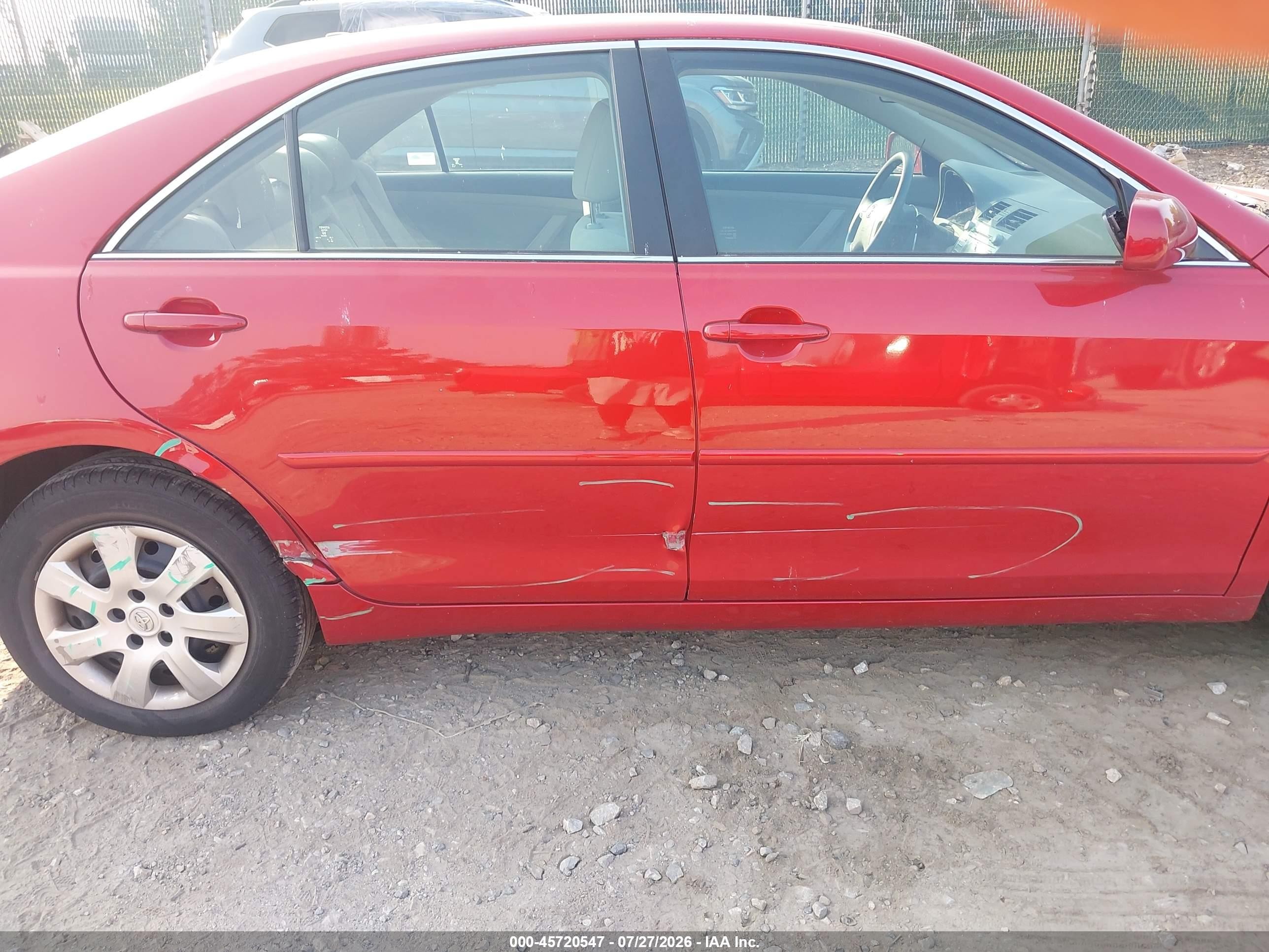 2011 Toyota Camry Le Red vin: 4T1BF3EK4BU686697