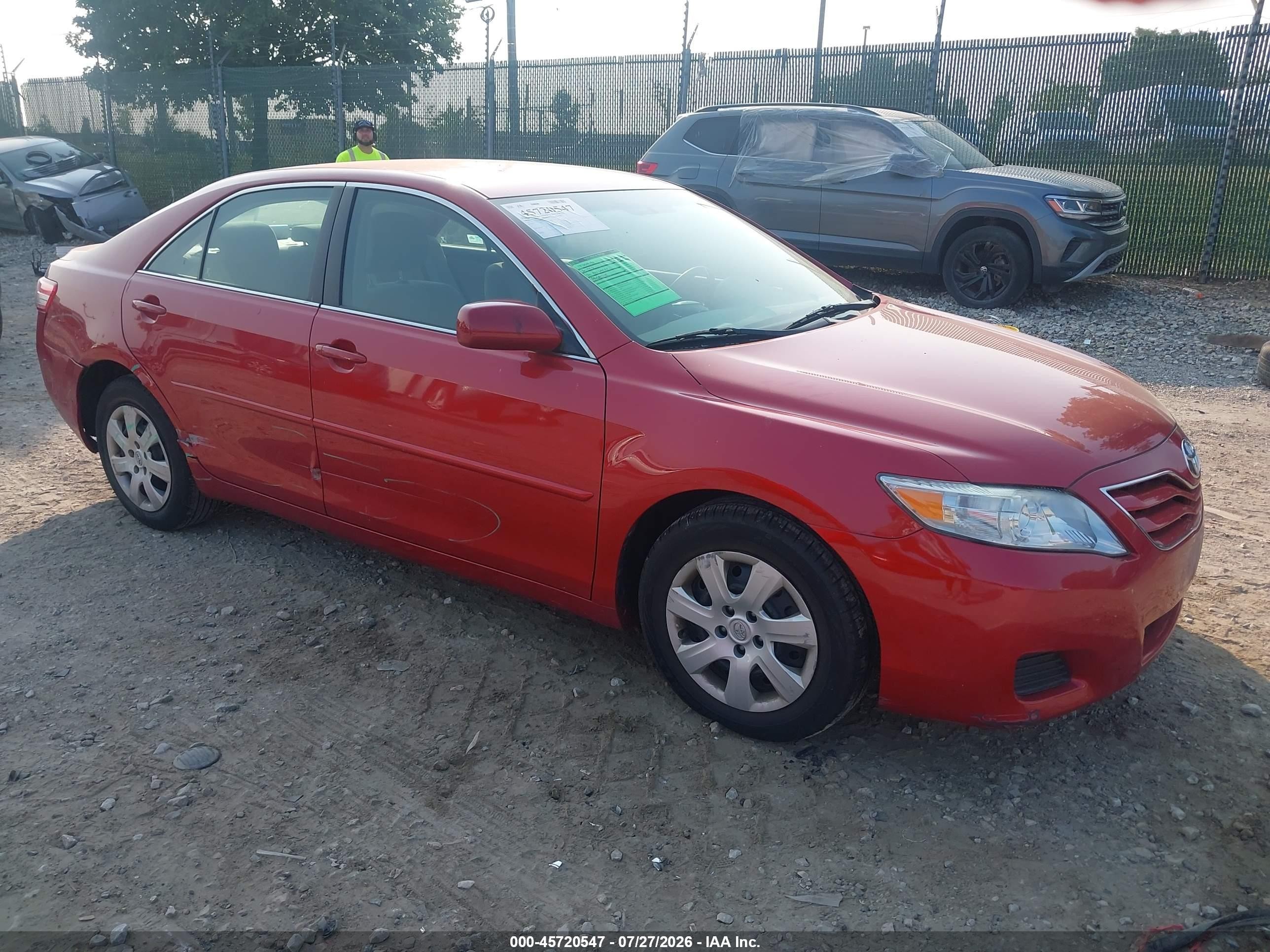 2011 Toyota Camry Le Red vin: 4T1BF3EK4BU686697