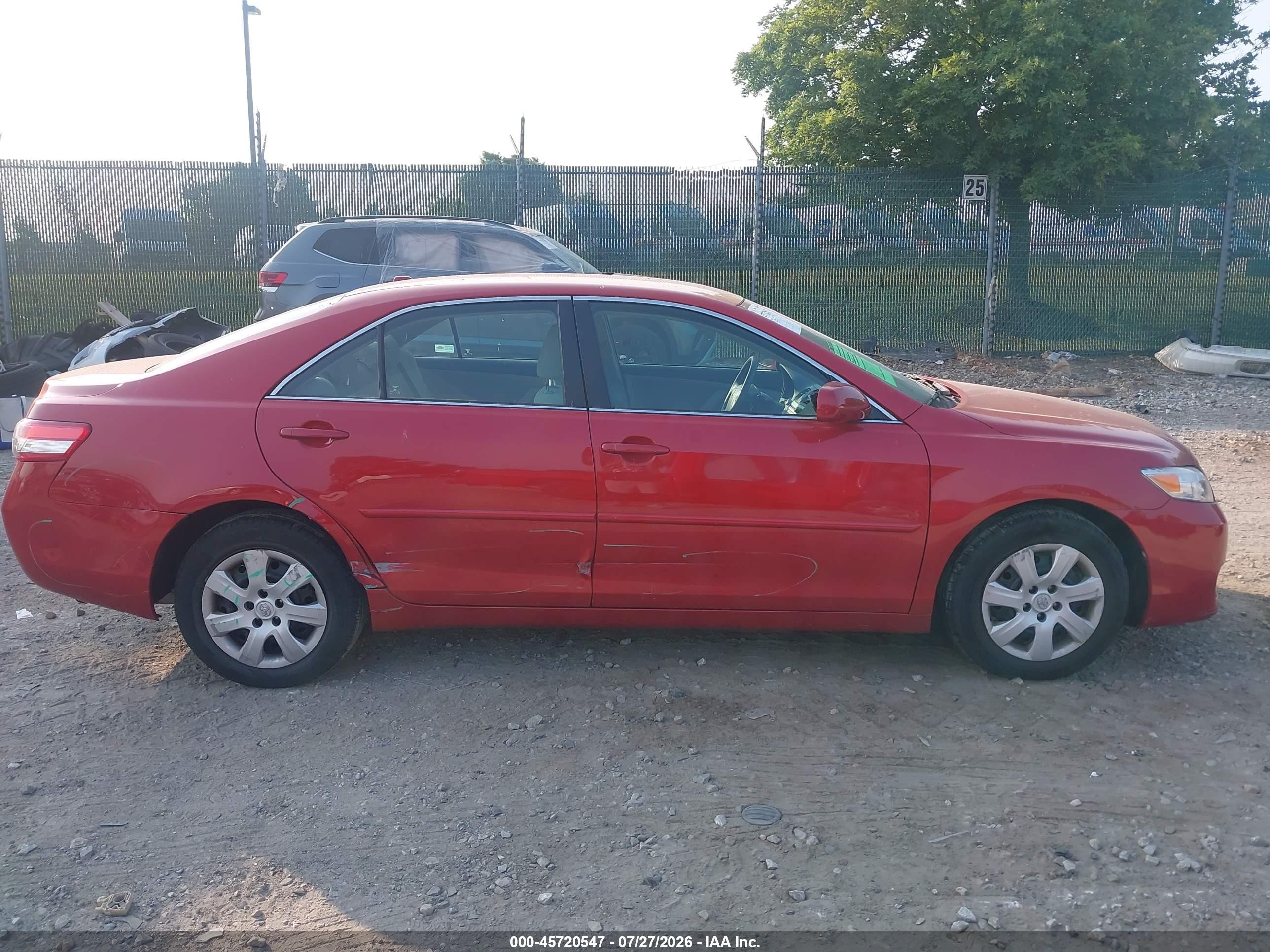 2011 Toyota Camry Le Red vin: 4T1BF3EK4BU686697