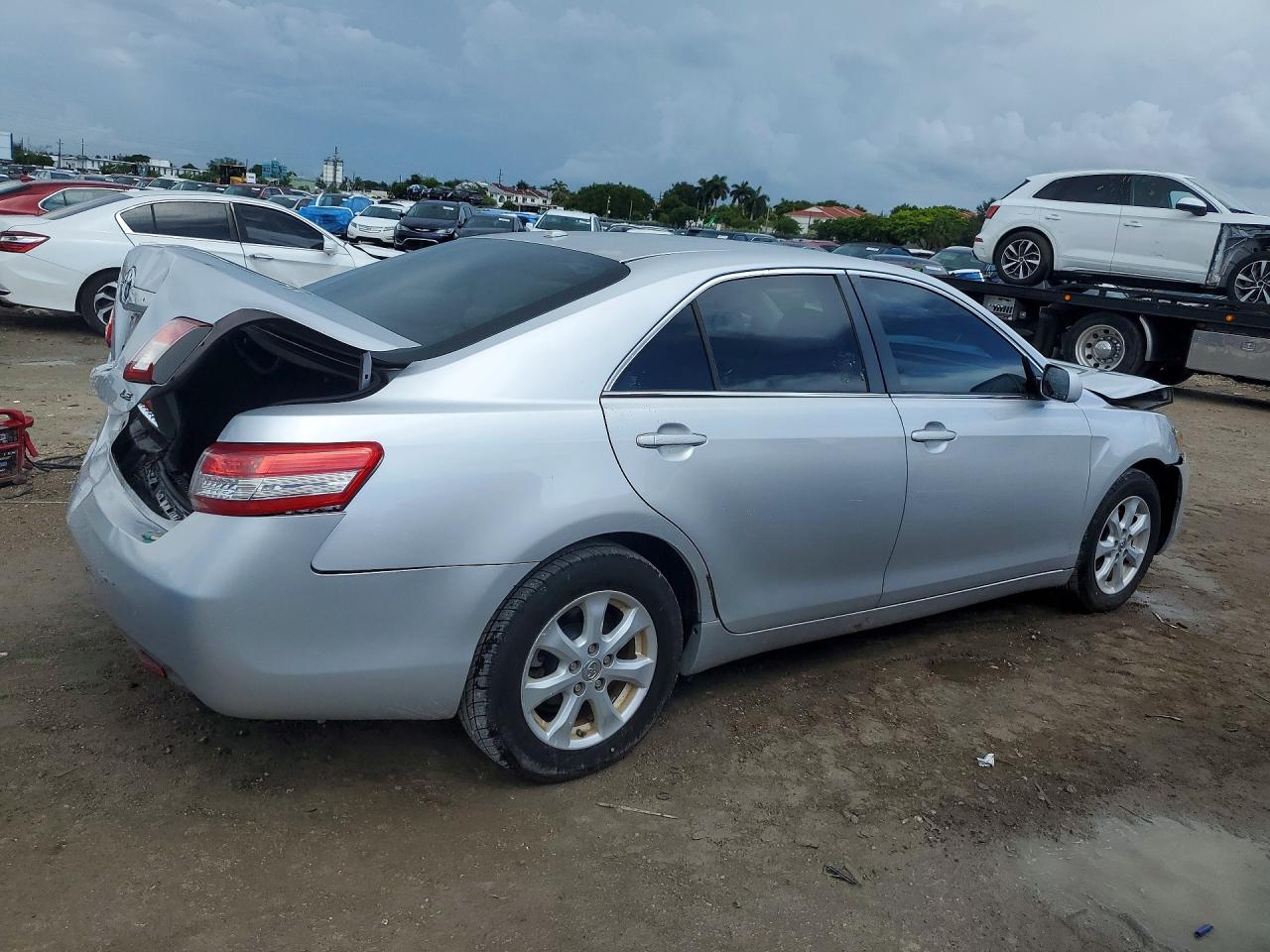 2011 Toyota Camry Le Silver vin: 4T1BF3EK4BU720458