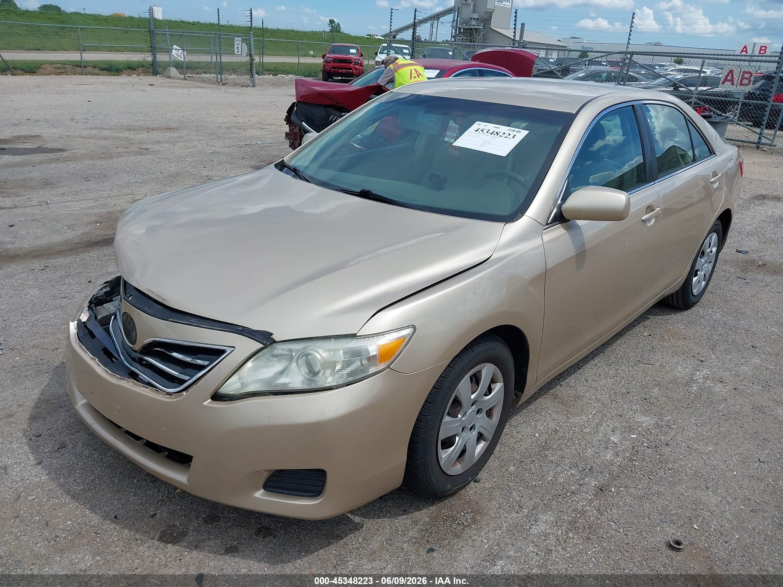 2011 Toyota Camry Le Gold vin: 4T1BF3EK4BU745022