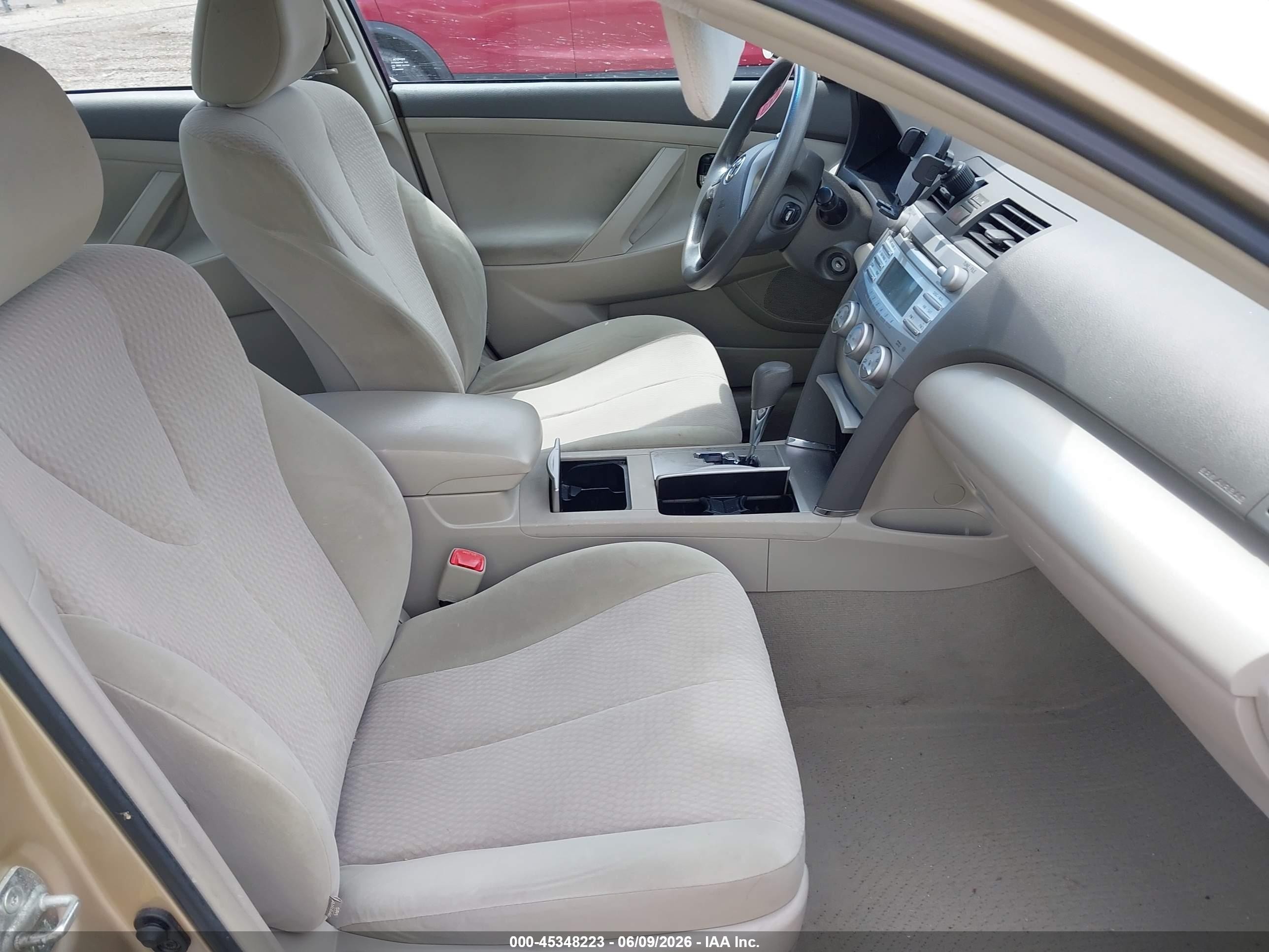 2011 Toyota Camry Le Gold vin: 4T1BF3EK4BU745022