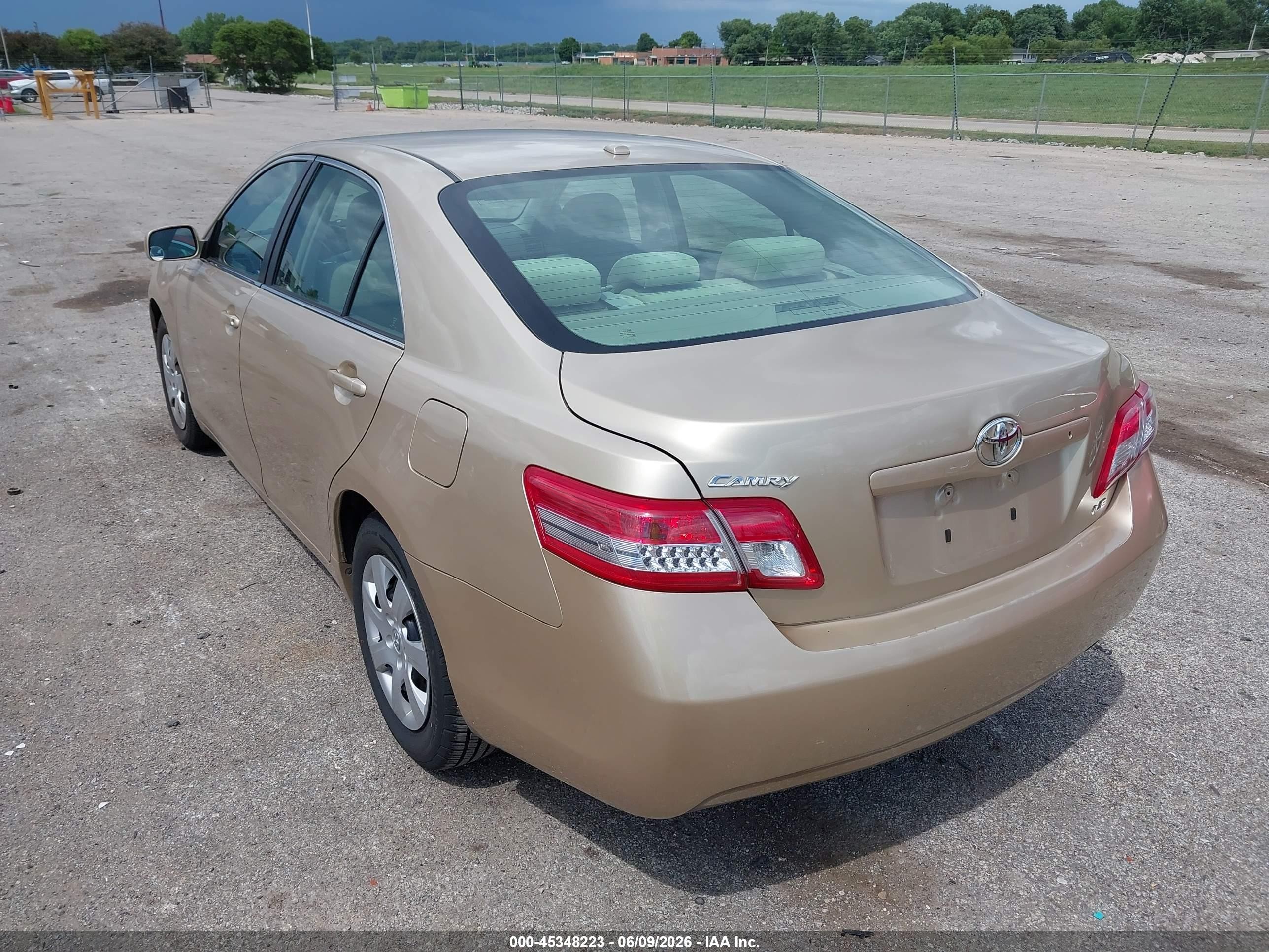 2011 Toyota Camry Le Gold vin: 4T1BF3EK4BU745022